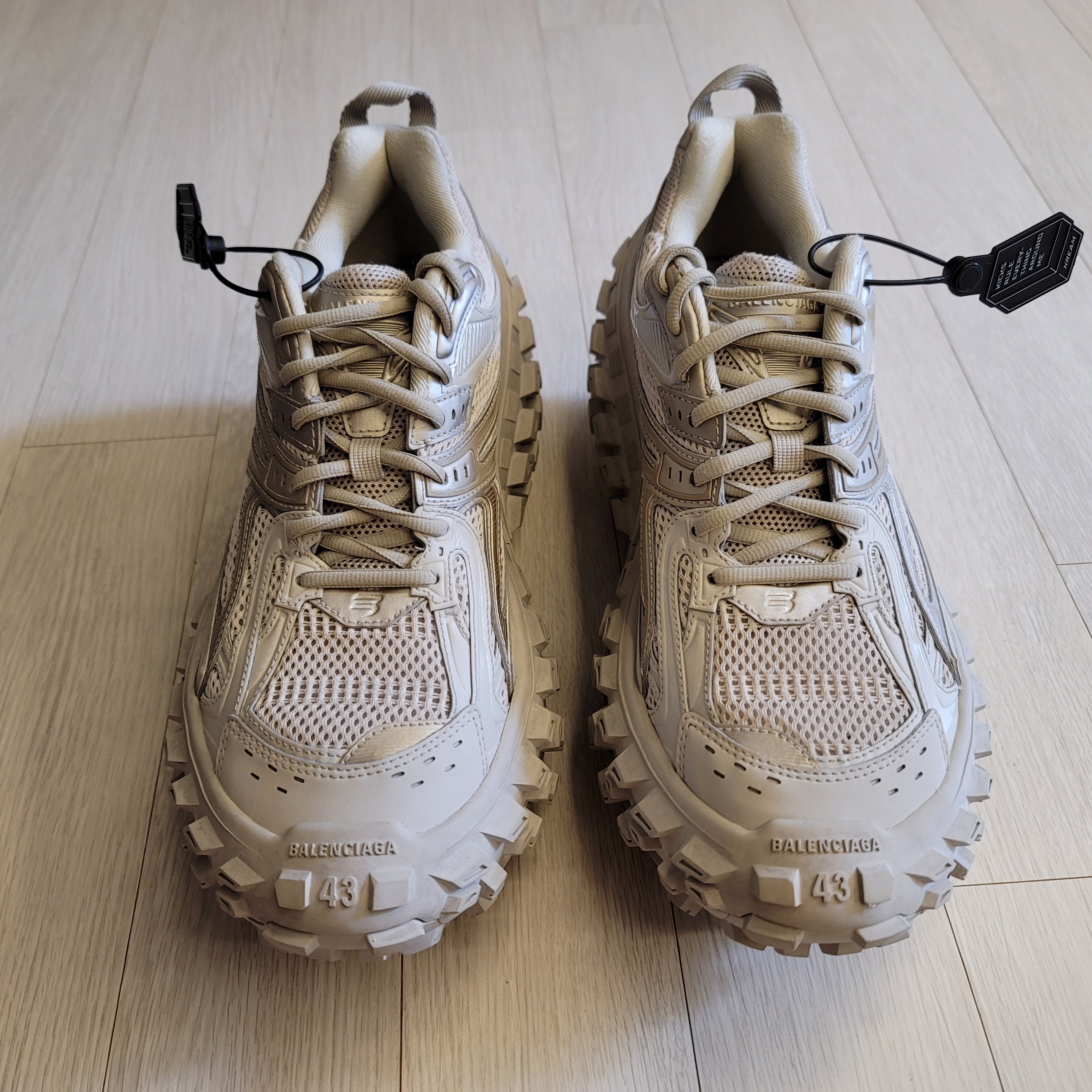Balenciaga Defender Sneakers Beige, Balenciaga Runner Sneakers Grey Burgundy 착용 스타일 - 3