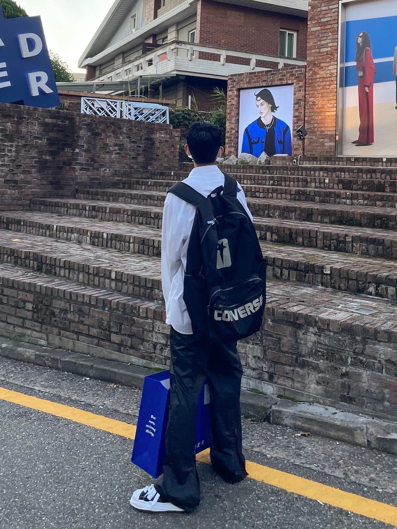Zara x Ader Error Oversized Shirt White, Maison Mihara Yasuhiro Blakey OG Sole Canvas Low-top Sneakers Black White 착용 스타일 - 3