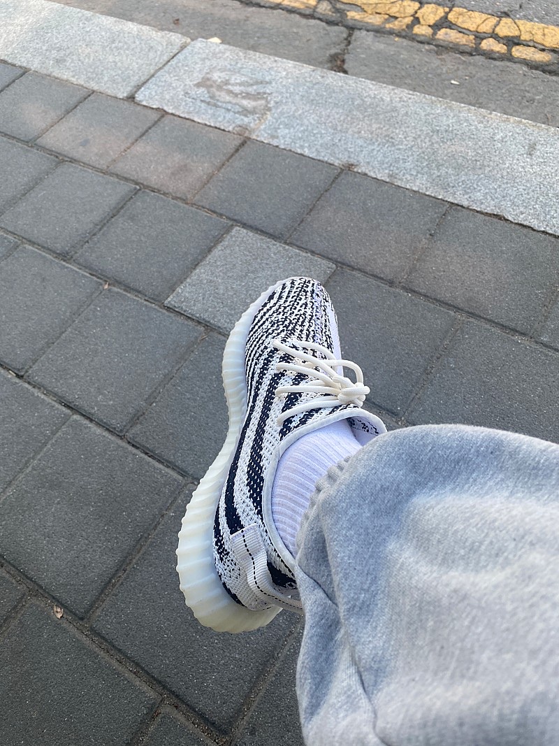 Adidas Yeezy Boost 350 V2 Zebra 2017/2019/2020 착용 스타일 - 2