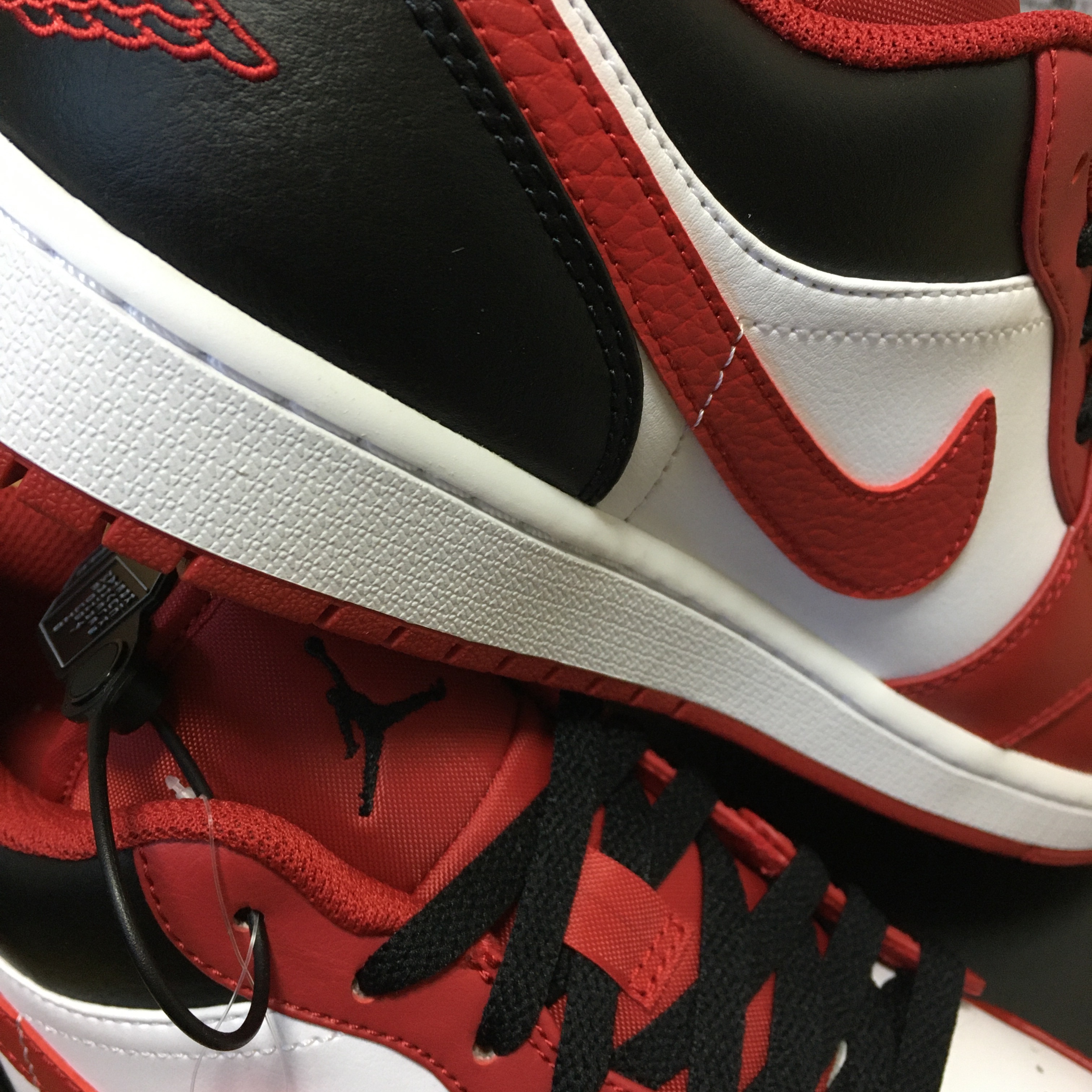 Jordan 1 Low White Gym Red Black 착용 스타일 - 2