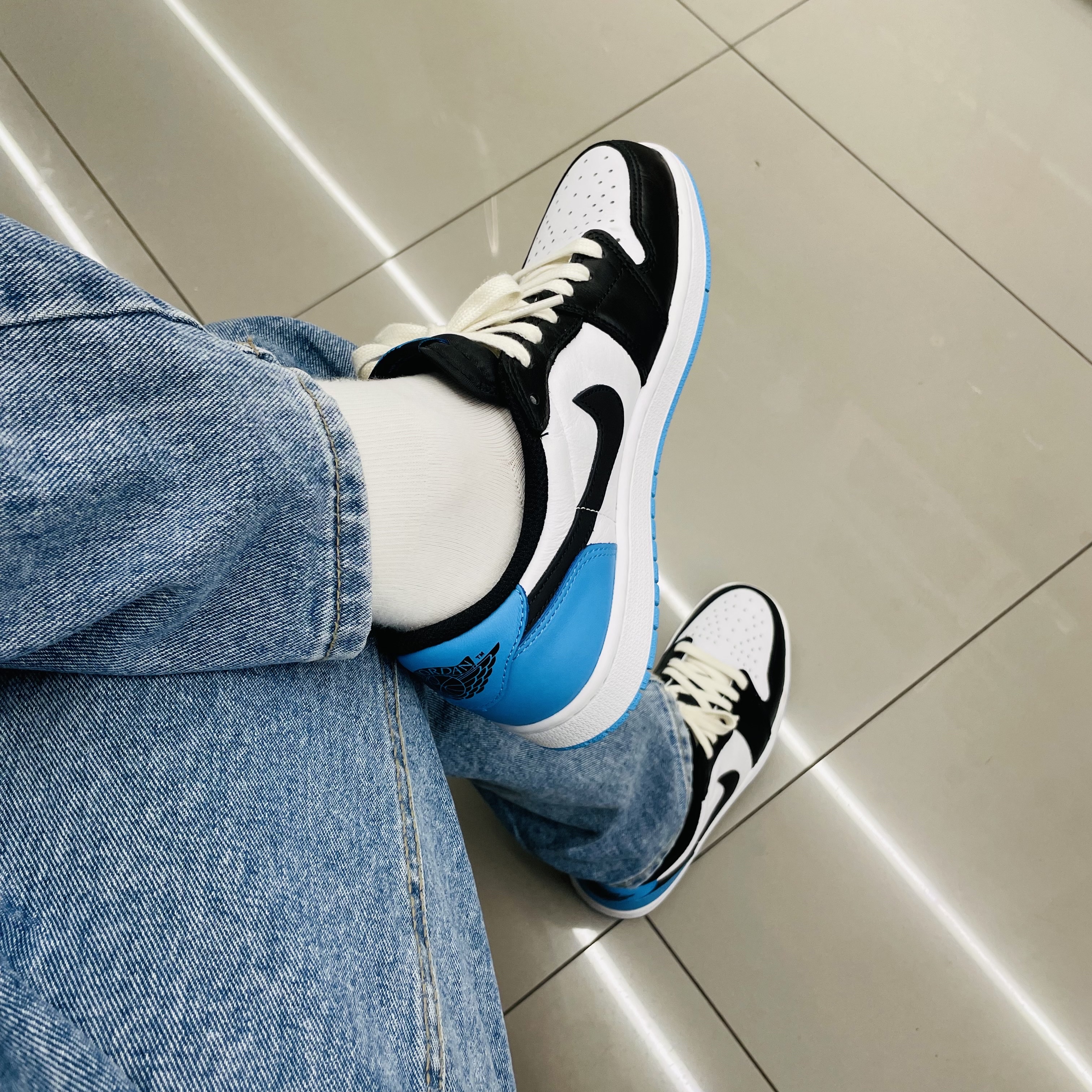 Jordan 1 Retro Low OG Black and Dark Powder Blue 착용 스타일