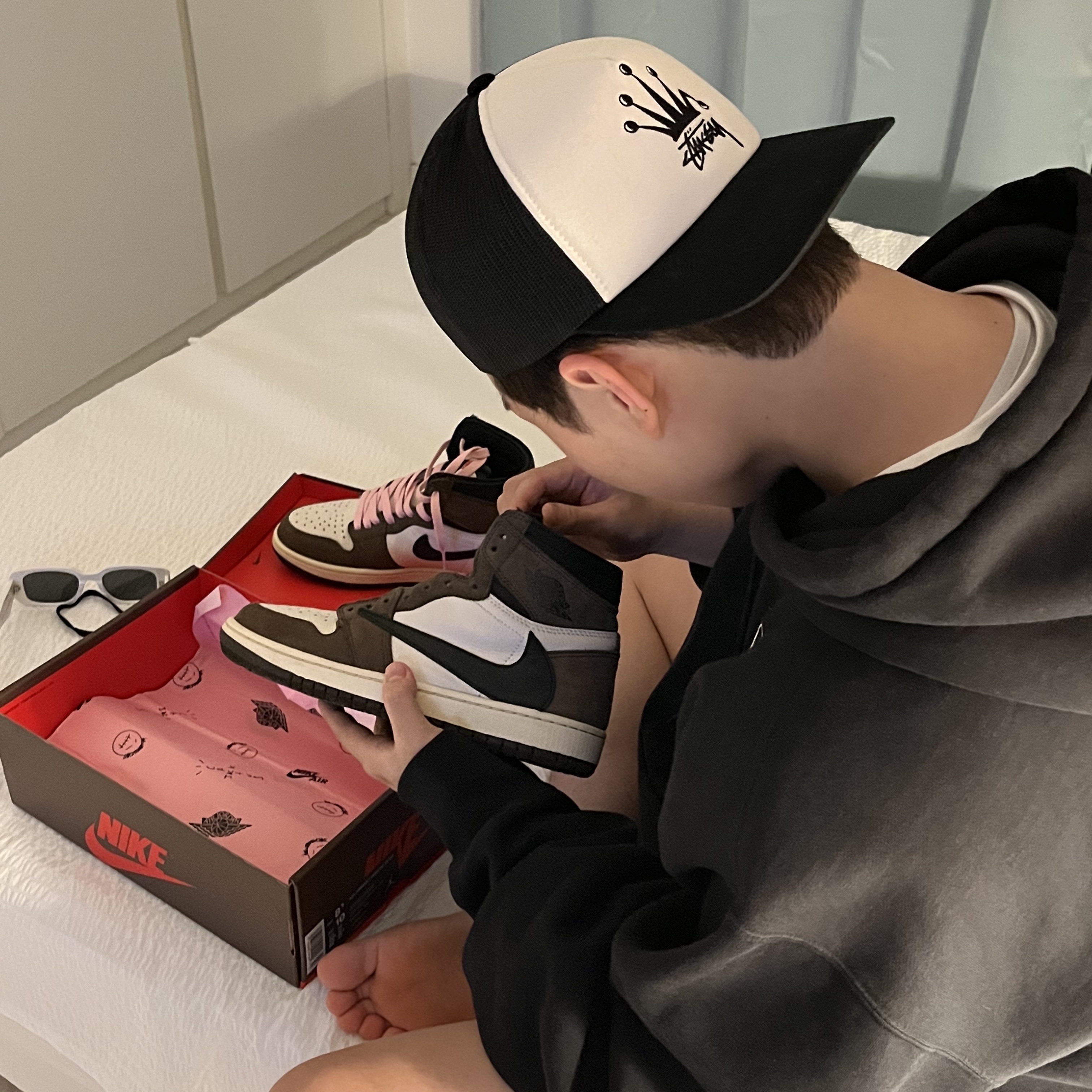 Stussy Crown Stock Trucker Cap Black, Jordan 1 x Travis Scott Retro High OG SP Mocha 착용 스타일