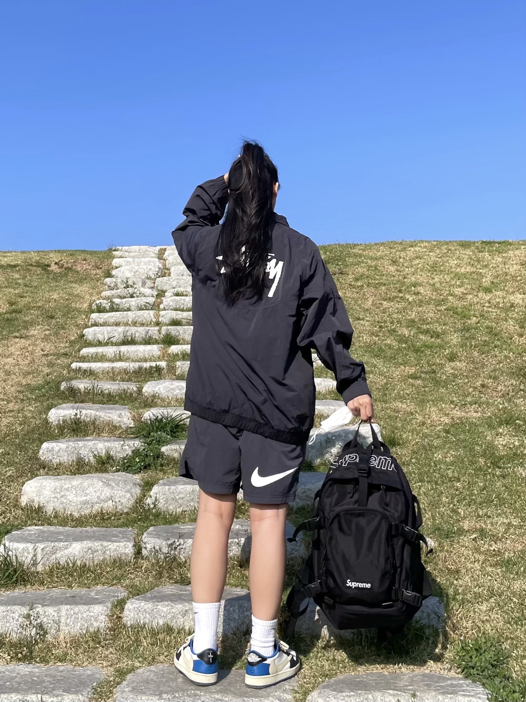 Nike x Stussy Windrunner Jacket Off Noir, Nike x Stussy Water Shorts Off Noir 착용 스타일