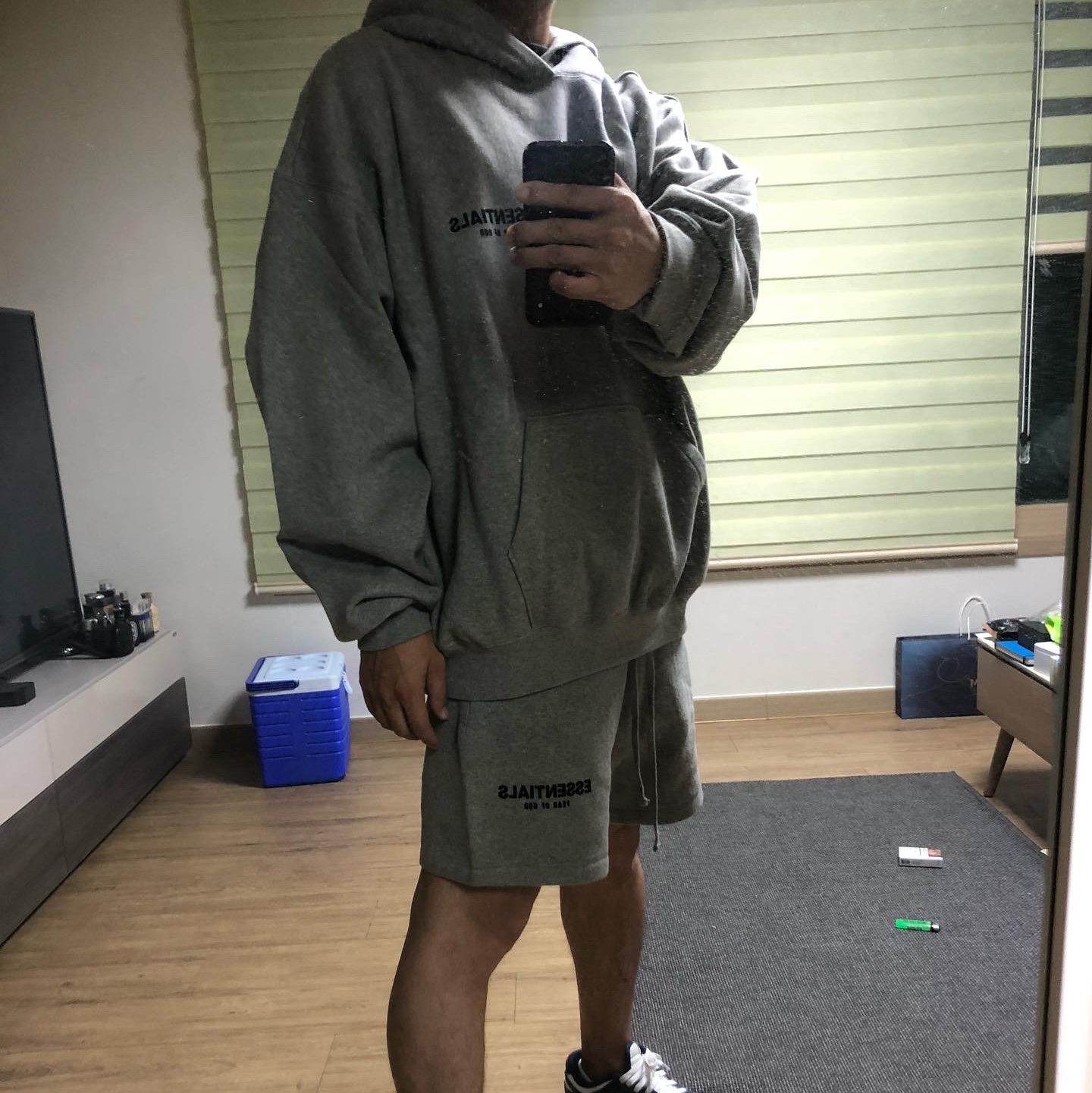 Essentials The Core Collection Sweatshorts Dark Oatmeal, Essentials The Core Collection Hoodie Dark Oatmeal 착용 스타일 - 1