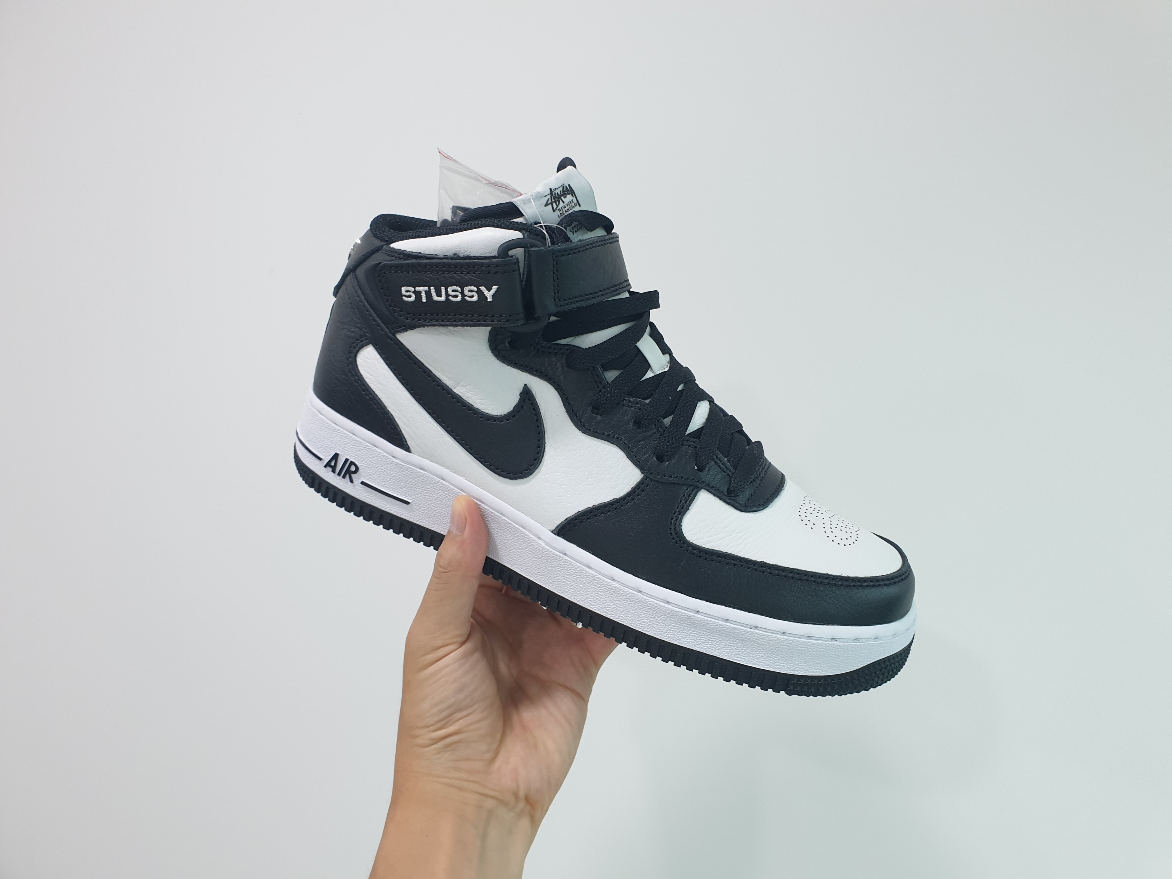 Nike x Stussy Air Force 1 '07 Mid SP Black and Light Bone 착용 스타일 - 2