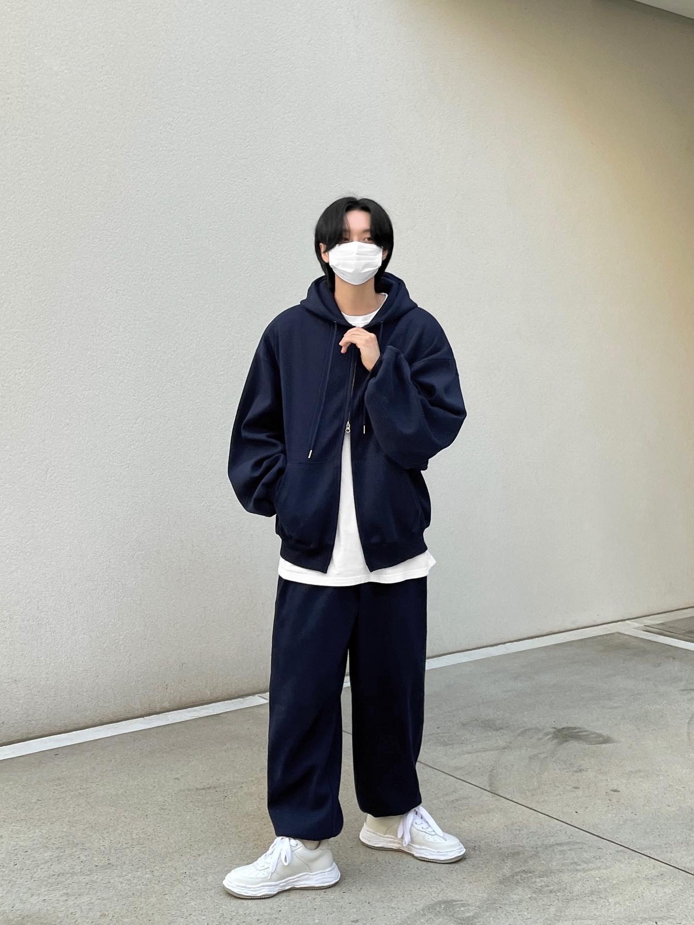 Maison Mihara Yasuhiro Wayne OG Sole Leather Low-top Sneakers White 착용 스타일 - 2