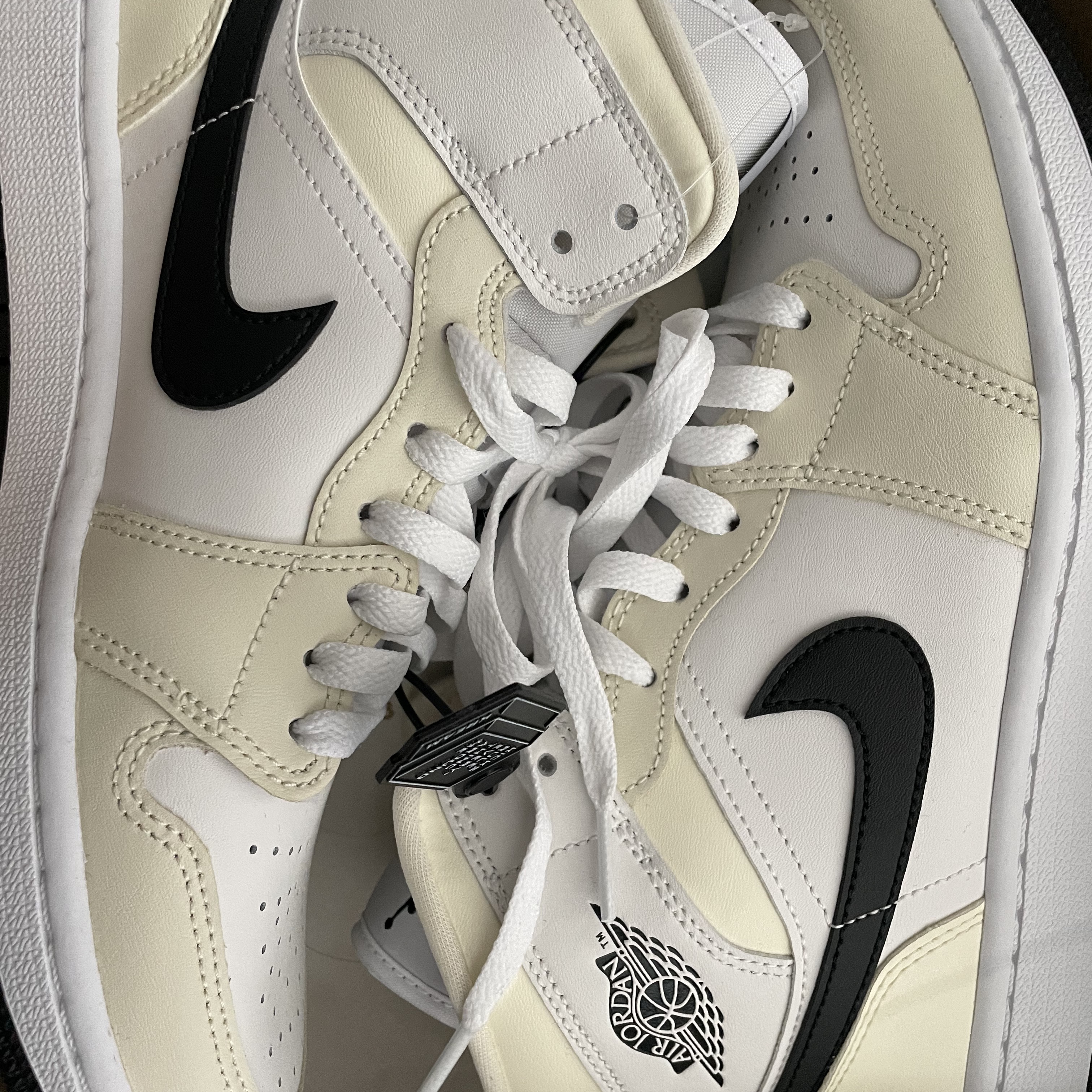 (W) Jordan 1 Mid Coconut Milk 착용 스타일 - 1
