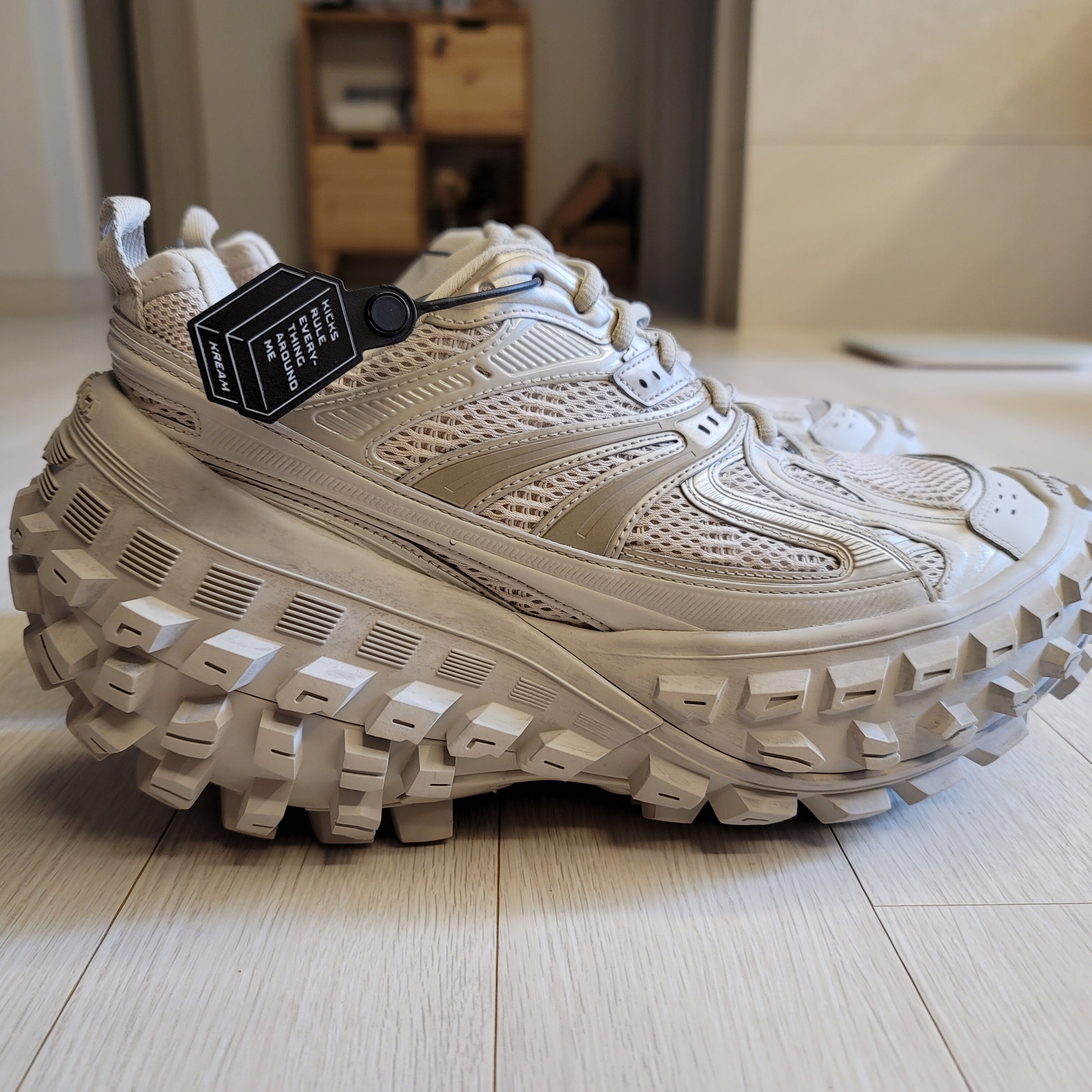 Balenciaga Defender Sneakers Beige, Balenciaga Runner Sneakers Grey Burgundy 착용 스타일 - 1