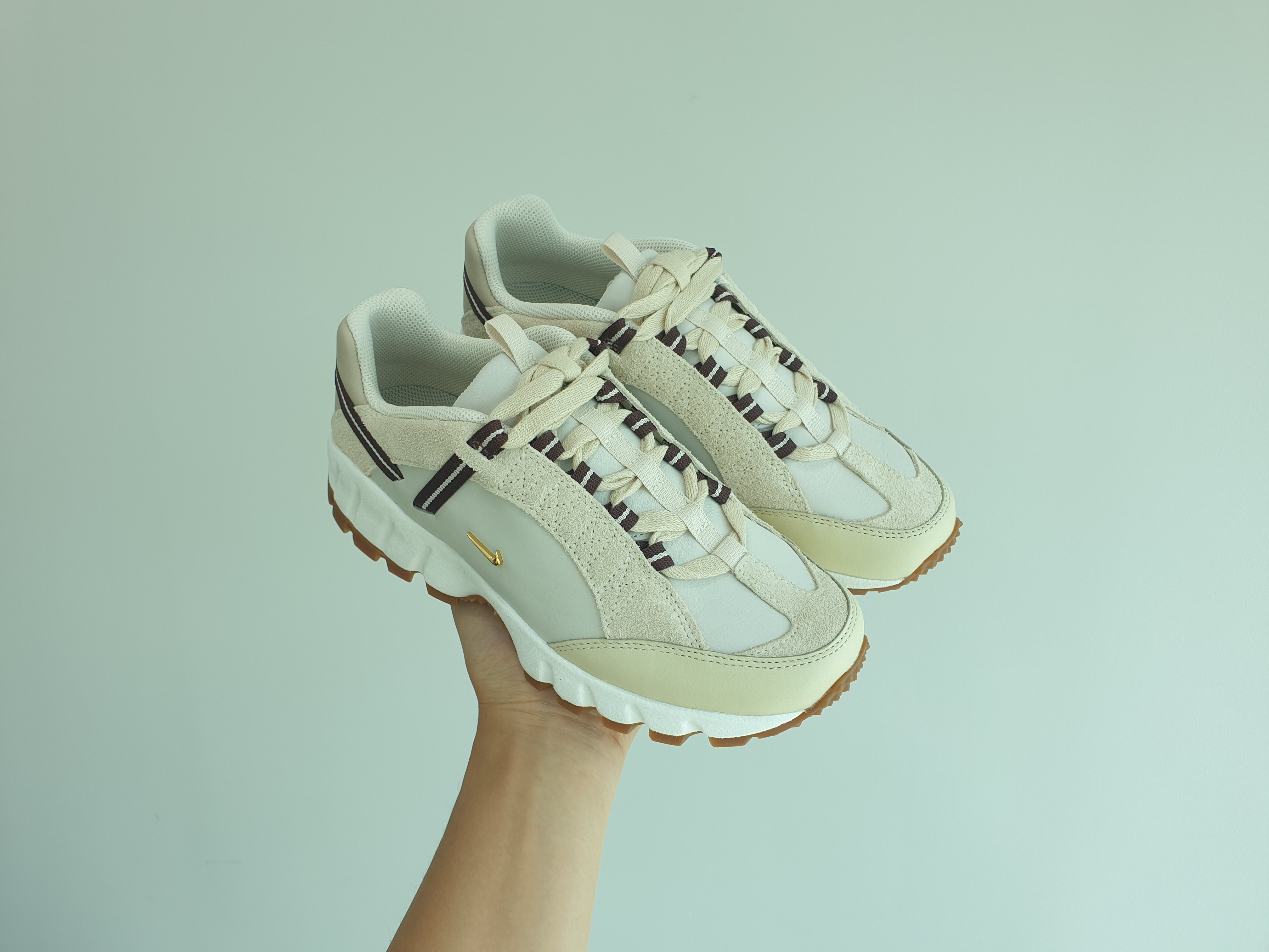 Nike x Jacquemus Air Humara LX Light Bone and Gold 착용 스타일 - 3