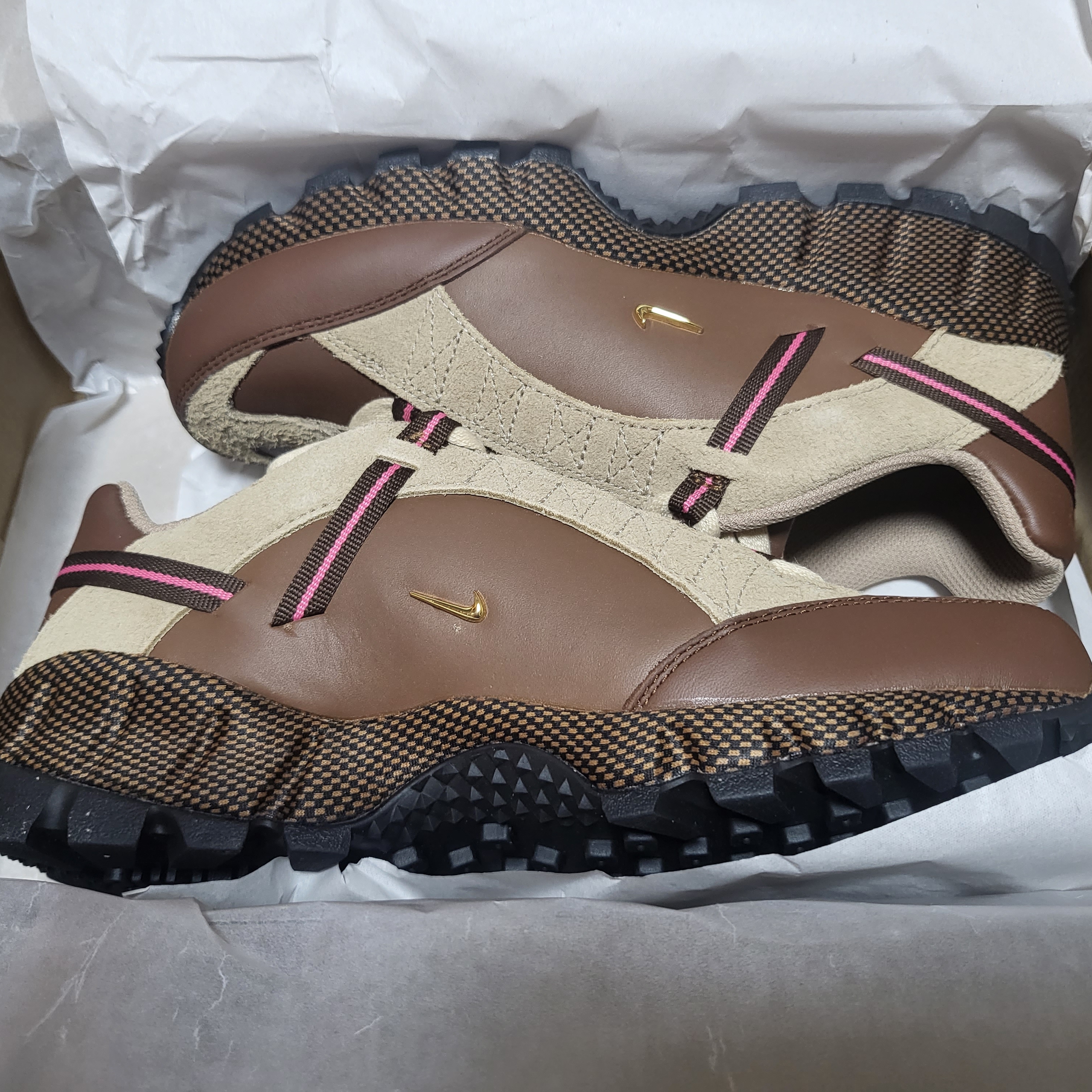 Nike x Jacquemus Air Humara LX Ale Brown and Gold 착용 스타일 - 3