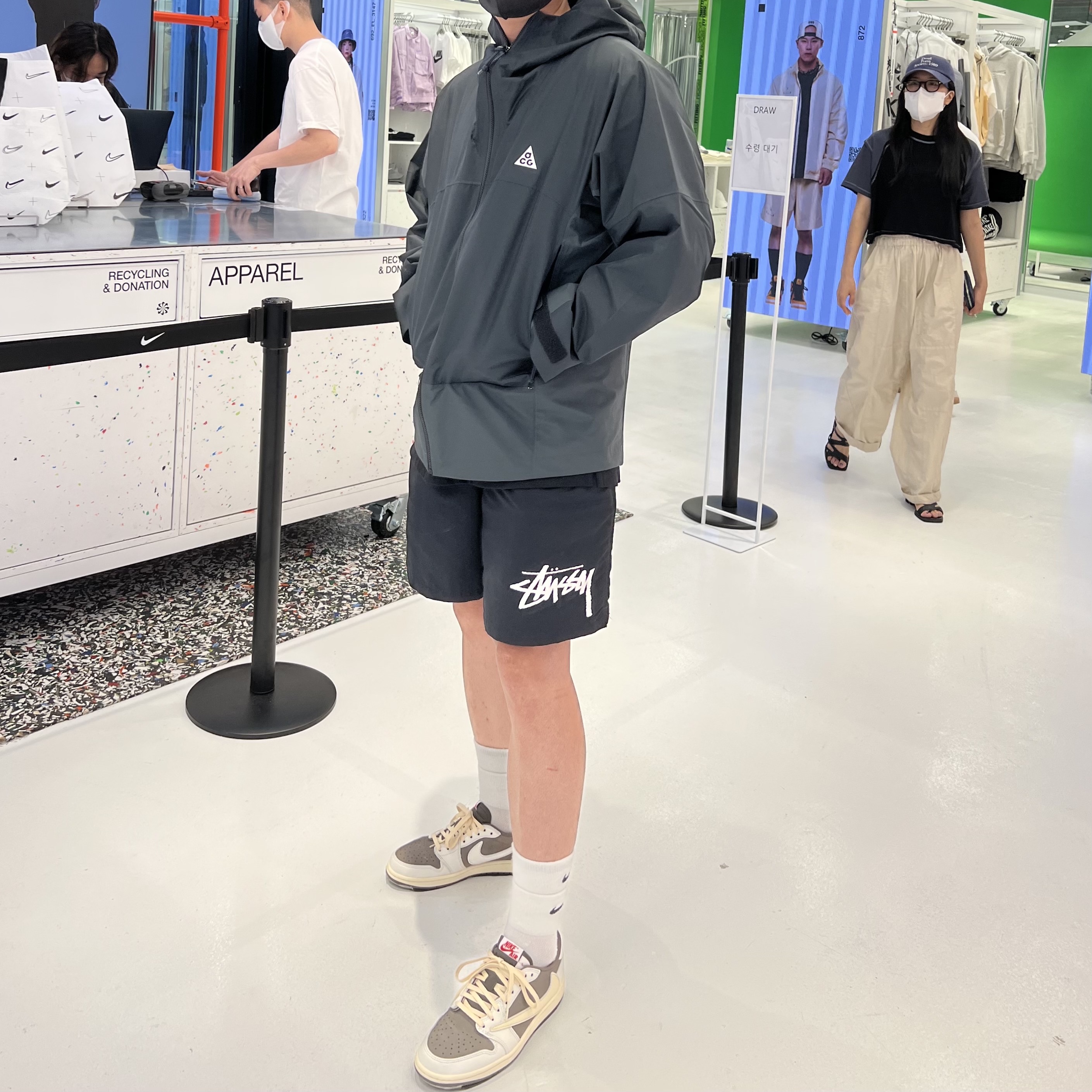 Jordan 1 x Travis Scott Retro Low OG SP Mocha, Nike ACG Smith Summit Cargo Pants Black Summit White - Asia 착용 스타일 - 3