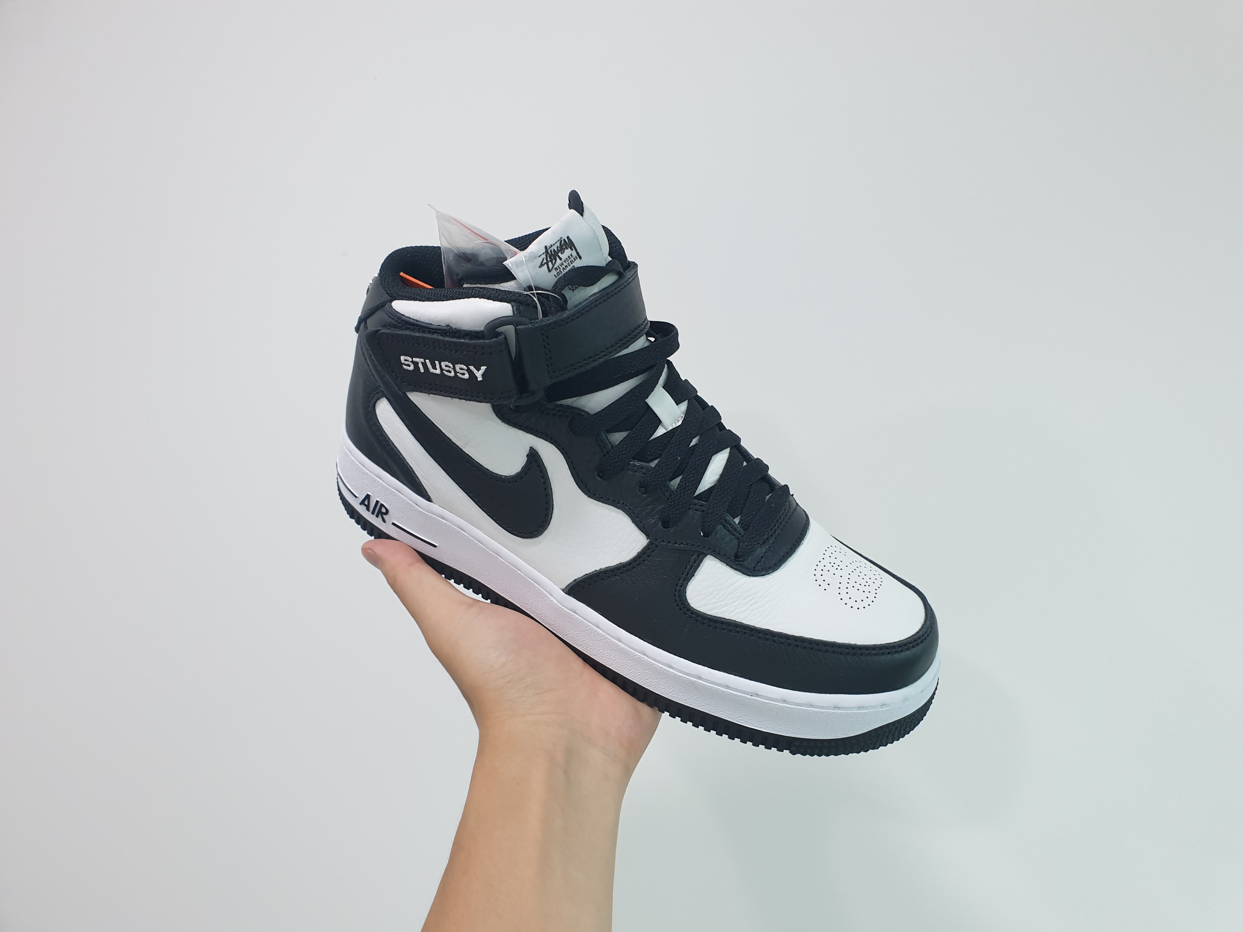 Nike x Stussy Air Force 1 '07 Mid SP Black and Light Bone 착용 스타일 - 1