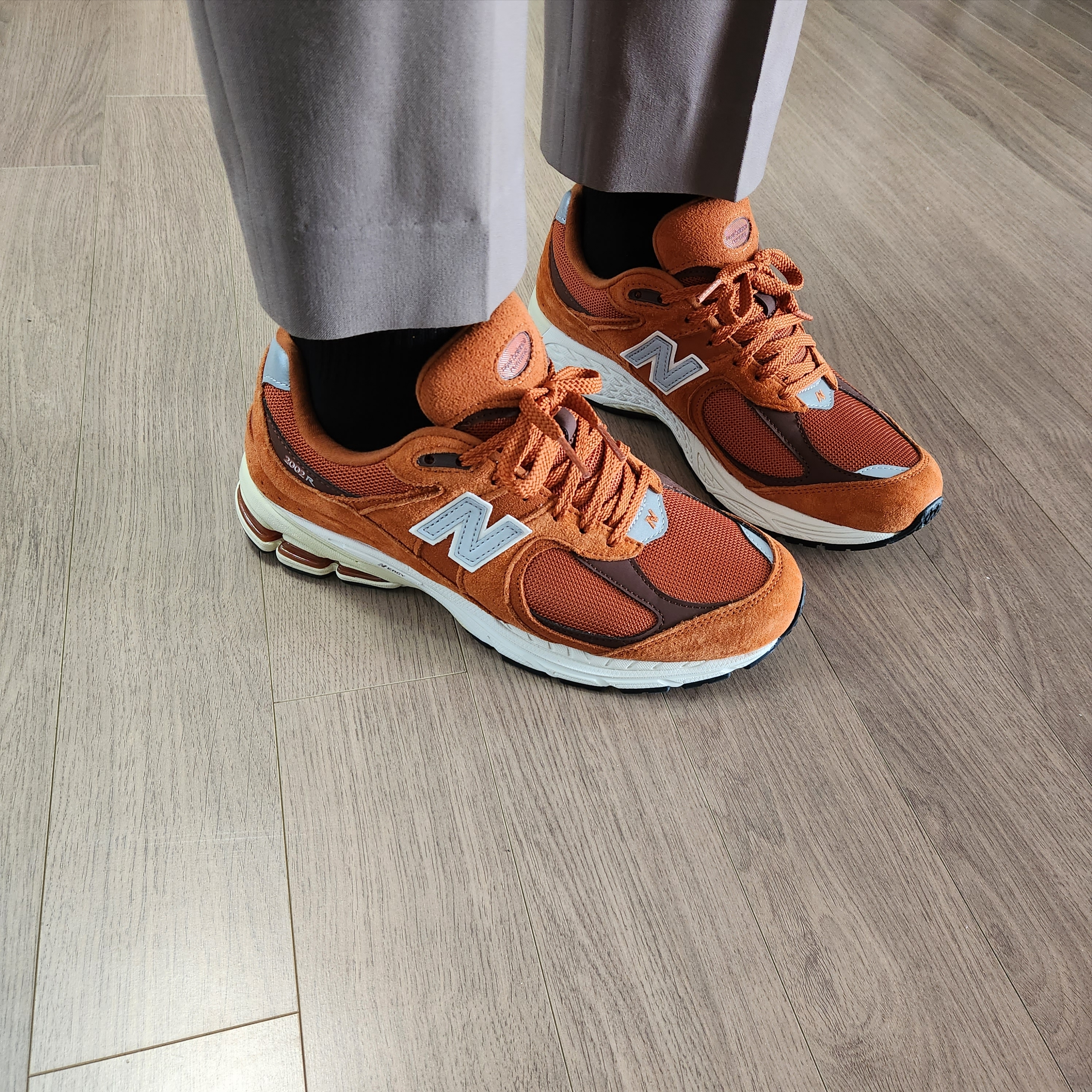 New Balance 2002R Rust Oxide 착용 스타일
