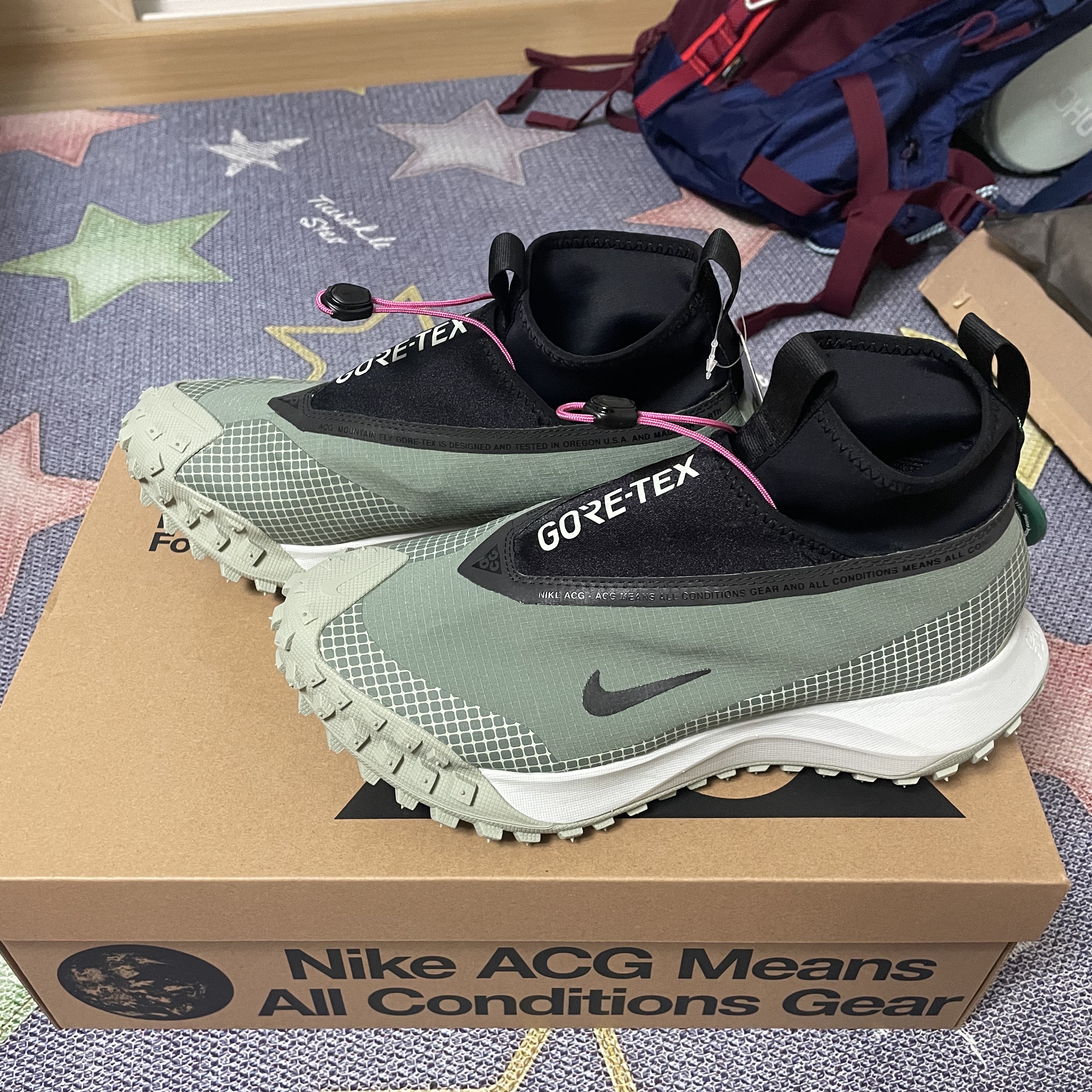 Nike ACG Mountain Fly Gore-Tex Clay Green, Nike ACG Karst Backpack Blue Void Dark Beetroot 착용 스타일 - 2