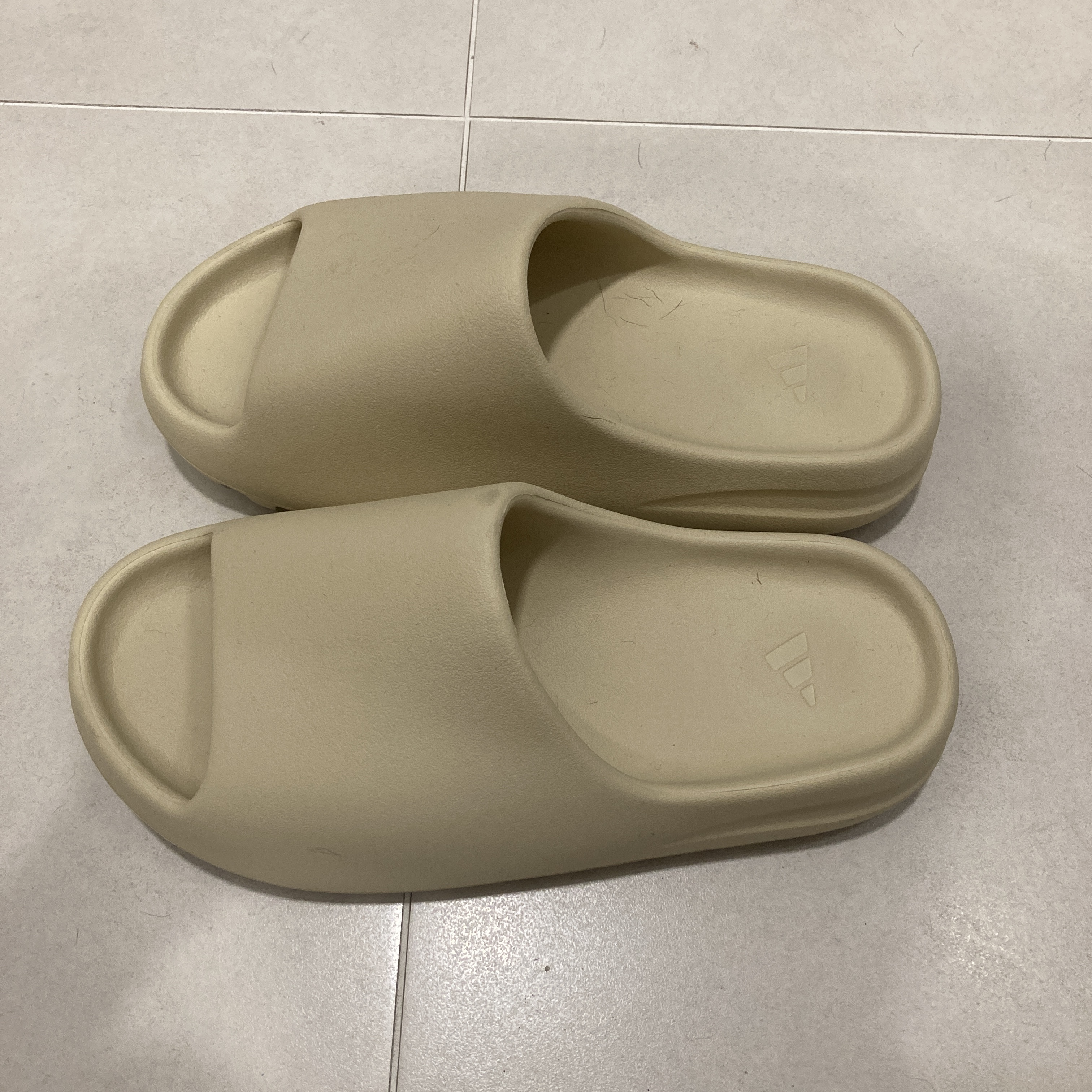 Adidas Yeezy Slide Bone 2022/2023 착용 스타일 - 3
