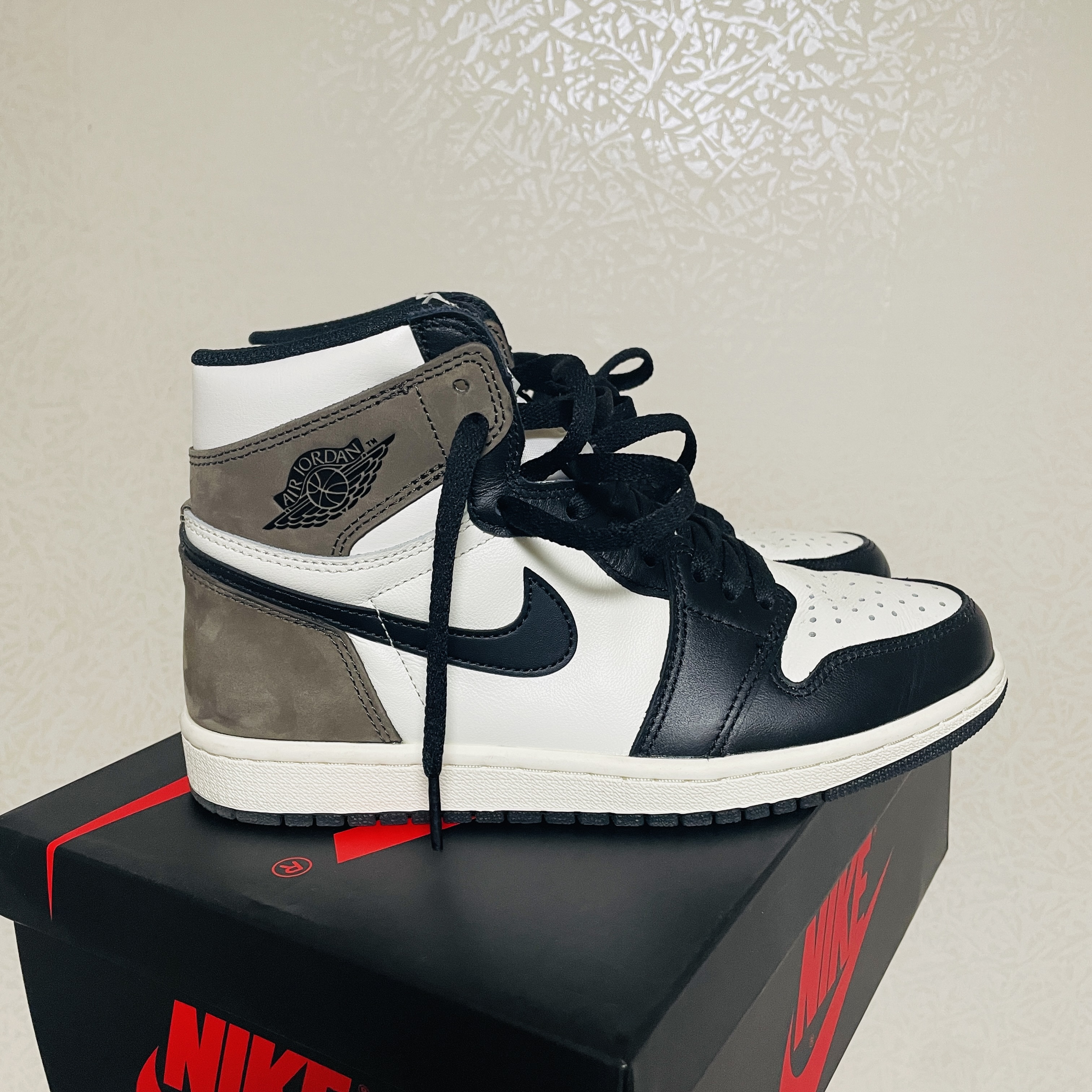 Jordan 1 Retro High OG Black Mocha 착용 스타일
