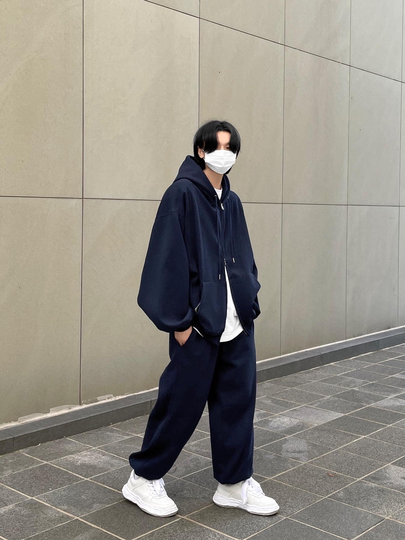Maison Mihara Yasuhiro Wayne OG Sole Leather Low-top Sneakers White 착용 스타일 - 3