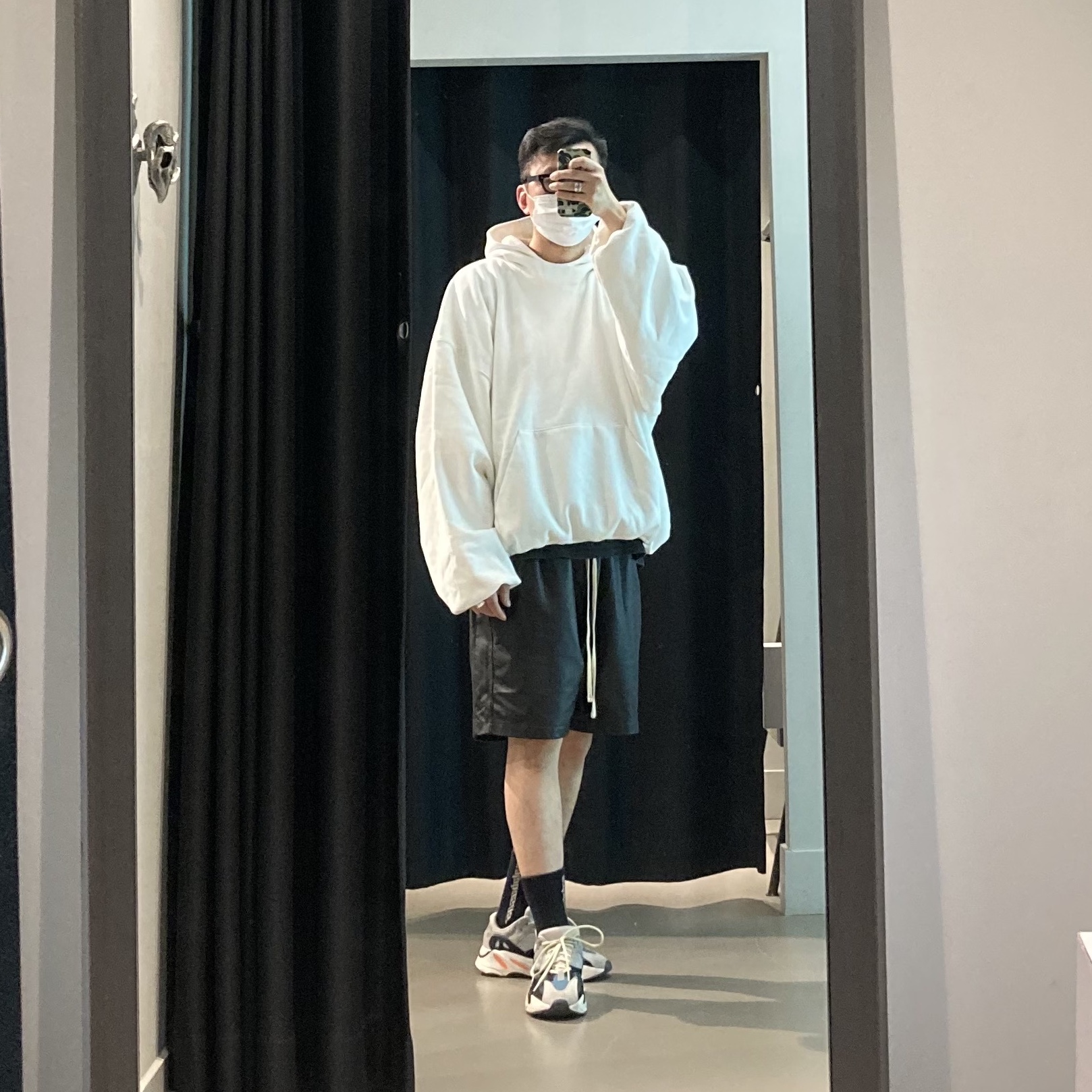 Yeezy Gap Engineered By Balenciaga Dove Hoodie White 착용 스타일 - 2