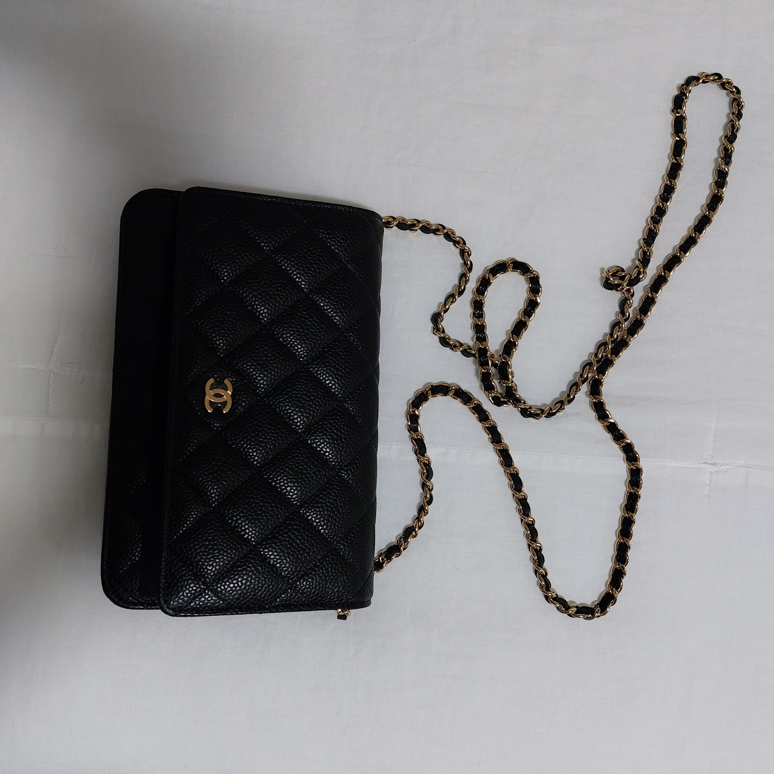 Chanel Classic Wallet On Chain Grained Calfskin & Gold Black 착용 스타일 - 3