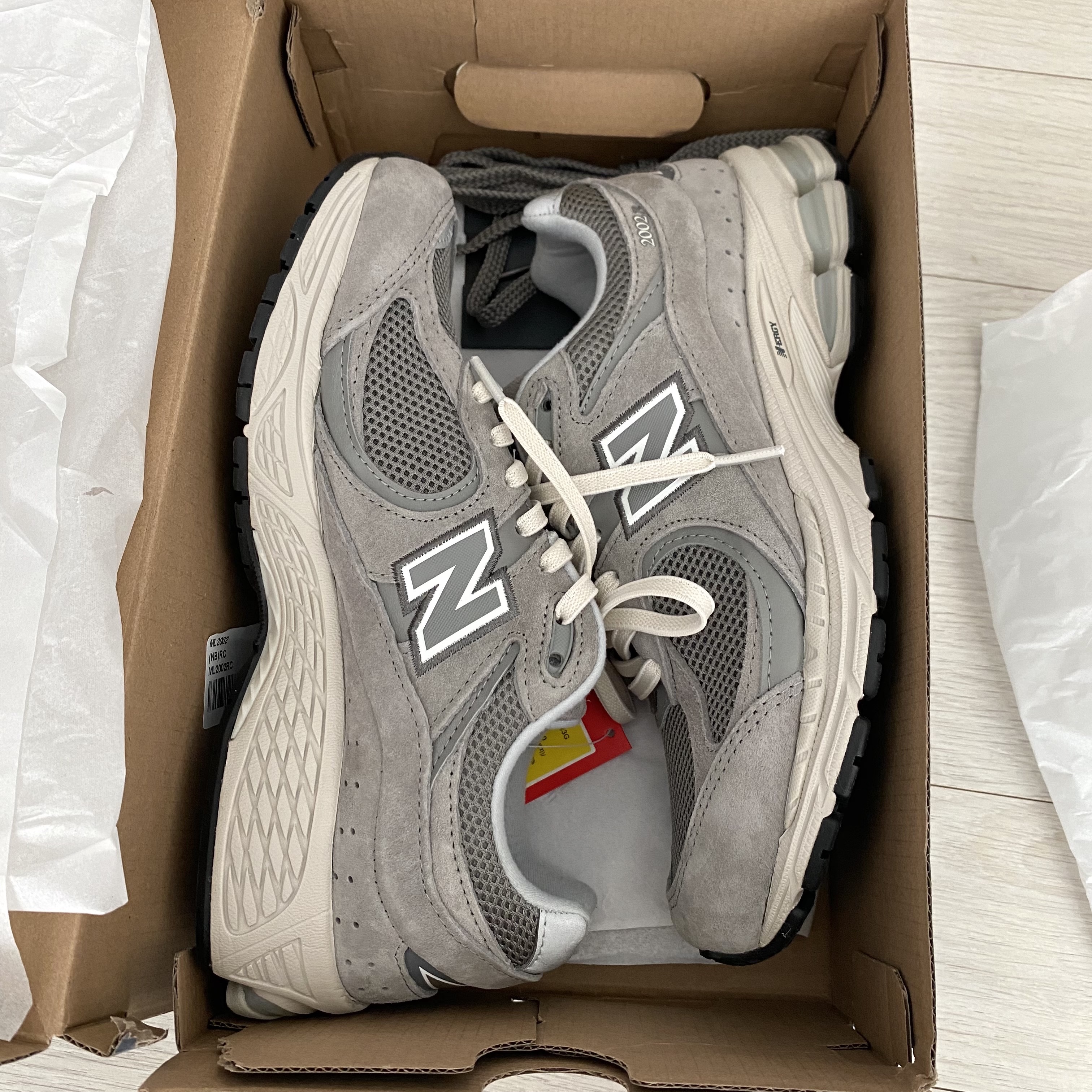 New Balance 2002R Grey 착용 스타일