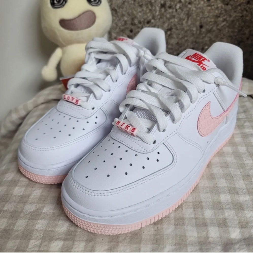 Nike Air Force 1 '07 Valentine's Day 2022 착용 스타일