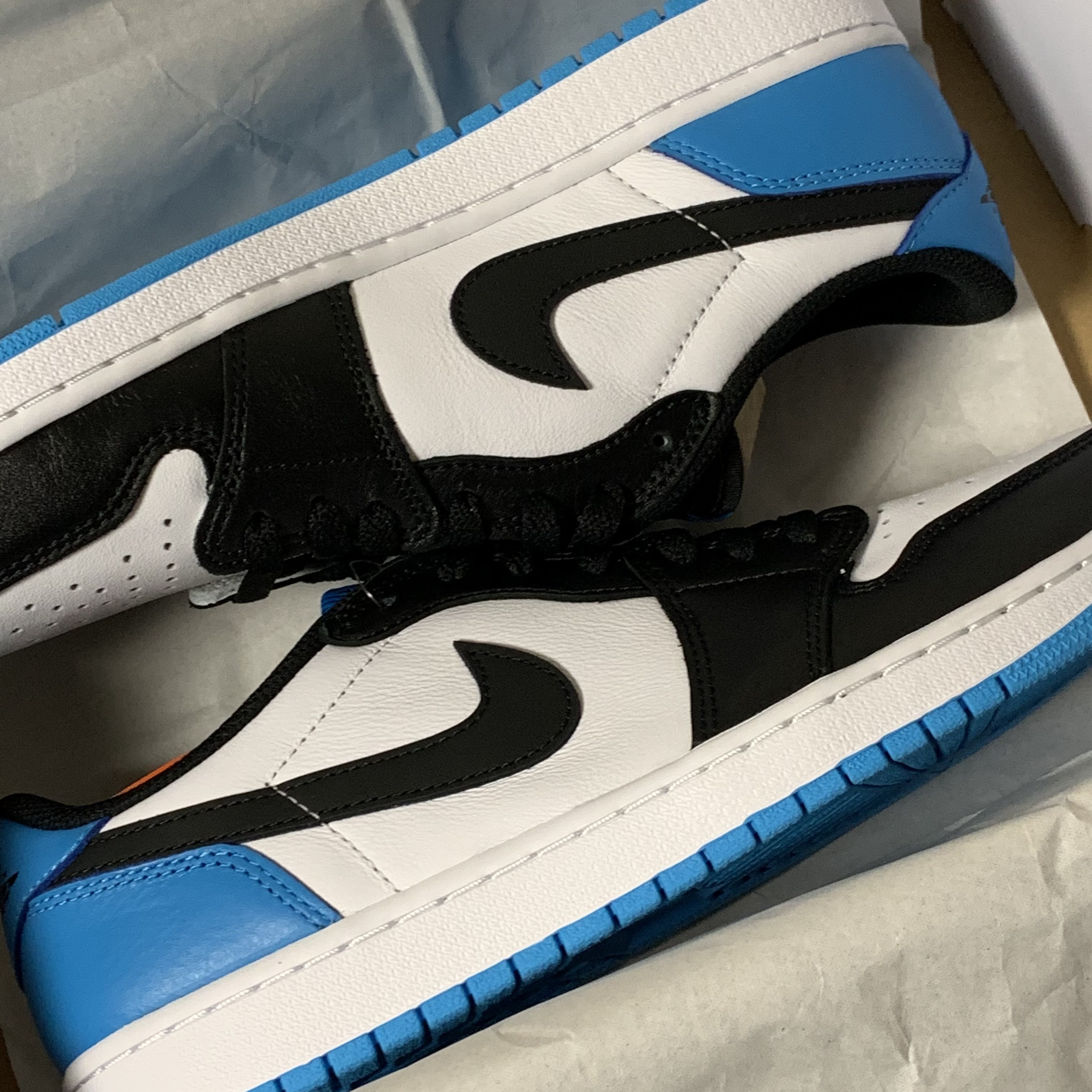 Jordan 1 Retro Low OG Black and Dark Powder Blue 착용 스타일