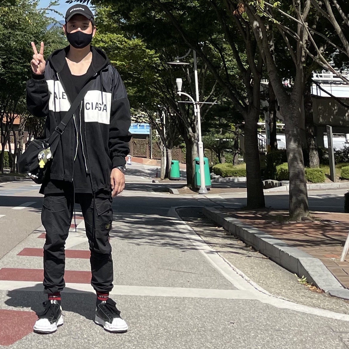 Maison Mihara Yasuhiro Blakey OG Sole Leather Low-top Sneakers Black, Stone Island 31303 Stretch Cotton Tela Paracadute Cargo Pants Black - 22SS 착용 스타일