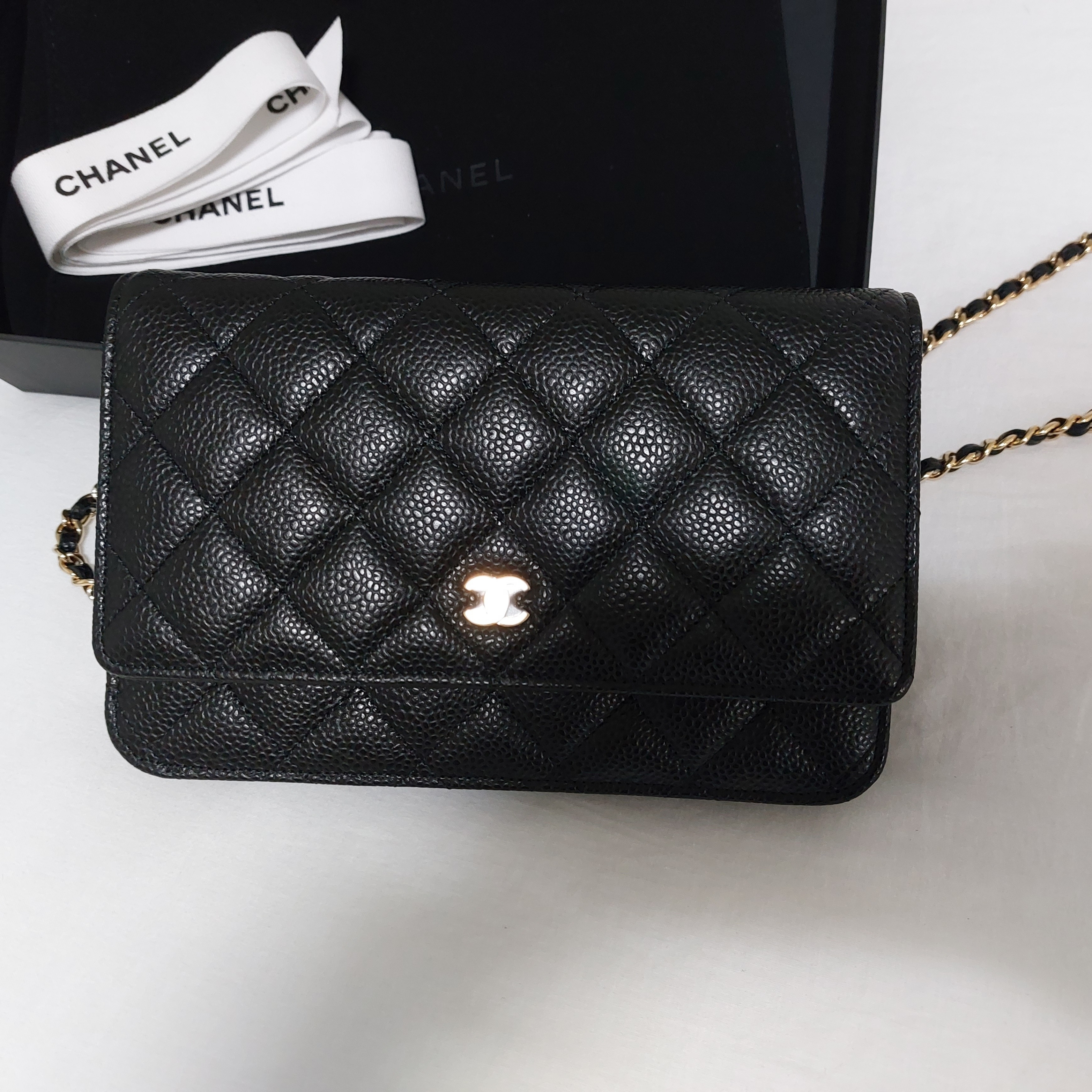 Chanel Classic Wallet On Chain Grained Calfskin & Gold Black 착용 스타일 - 2