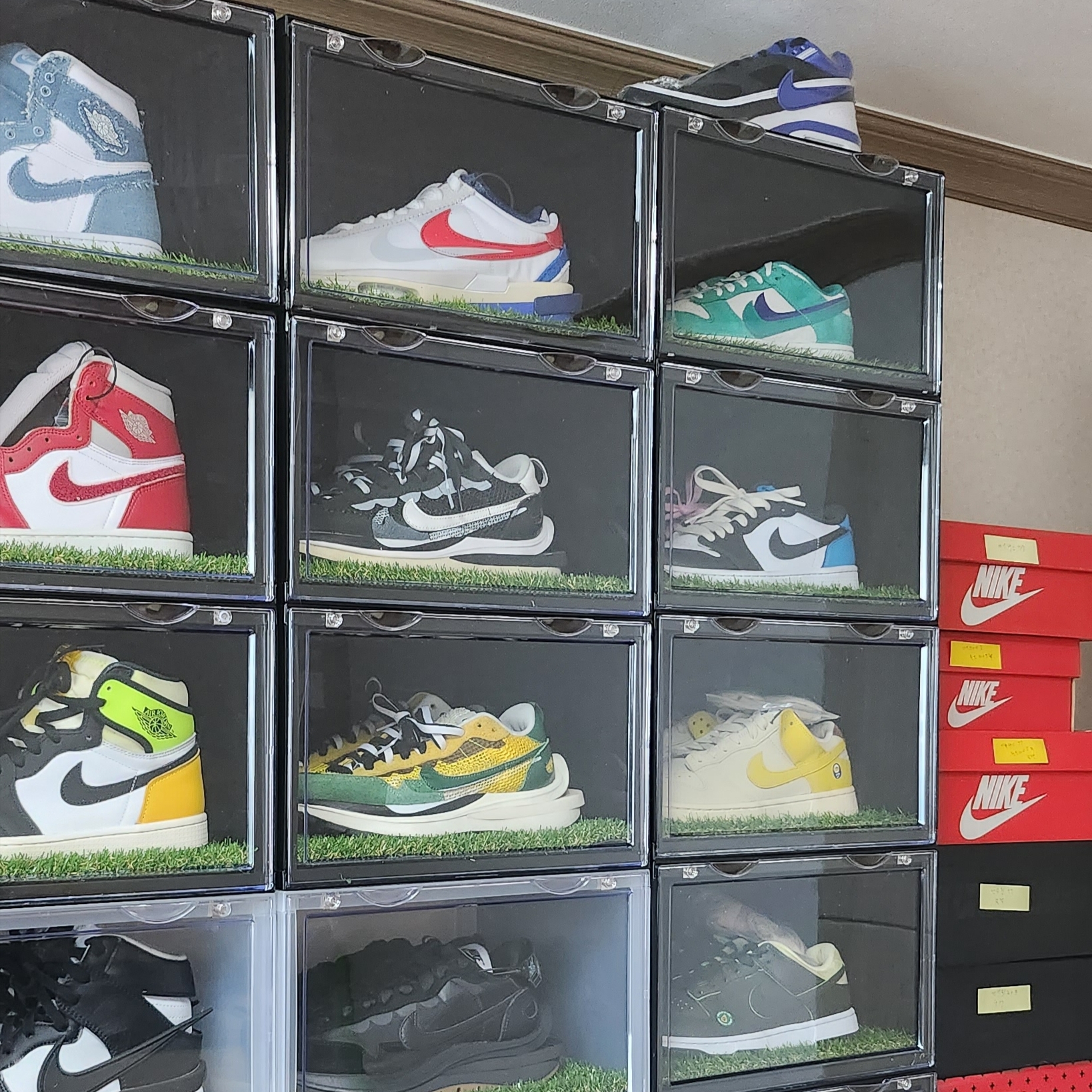 Nike x Sacai Zoom Cortez SP White and University Red 착용 스타일 - 2