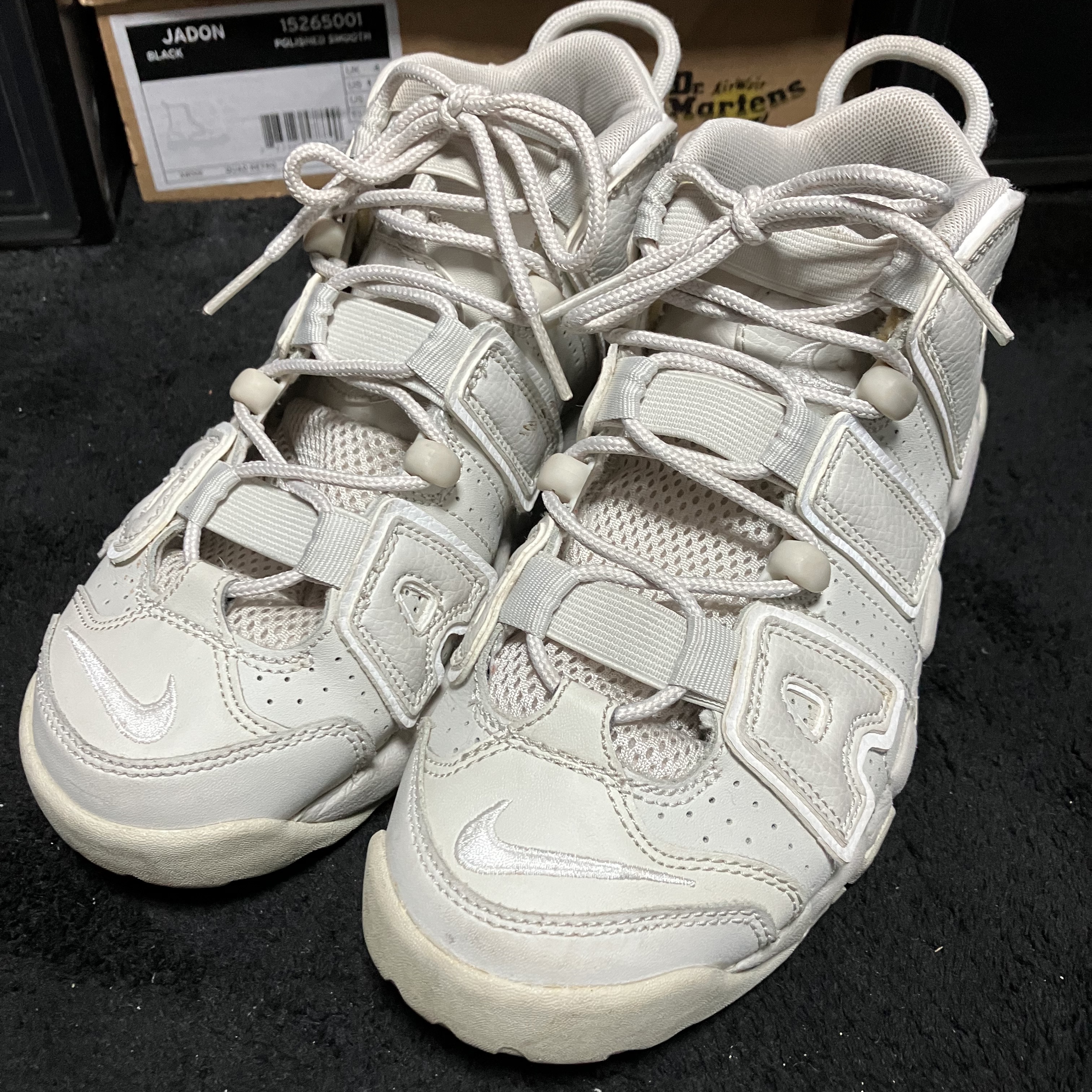 Nike Air More Uptempo Light Bone 착용 스타일