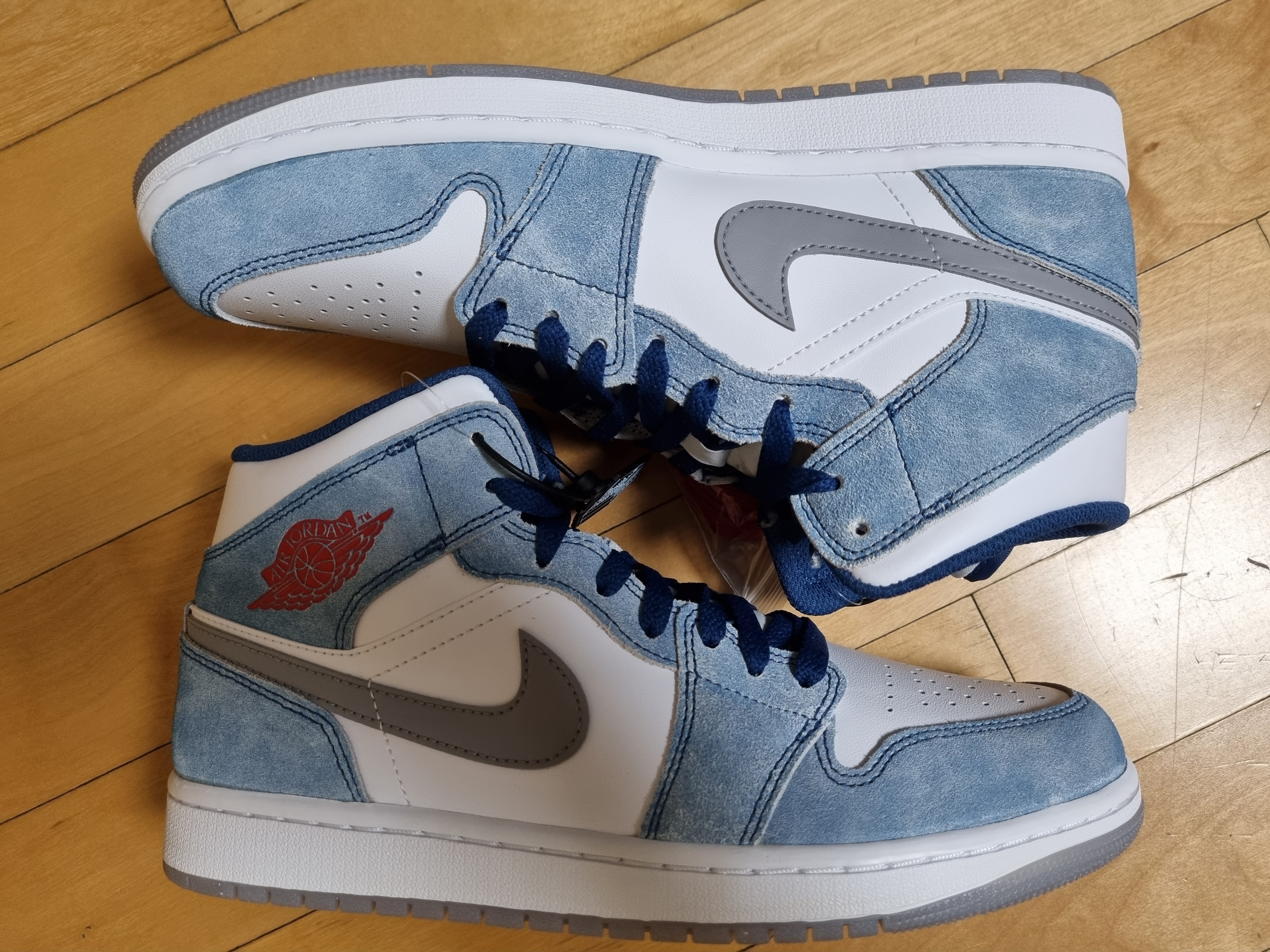 Jordan 1 Mid SE French Blue Fire Red 착용 스타일 - 3