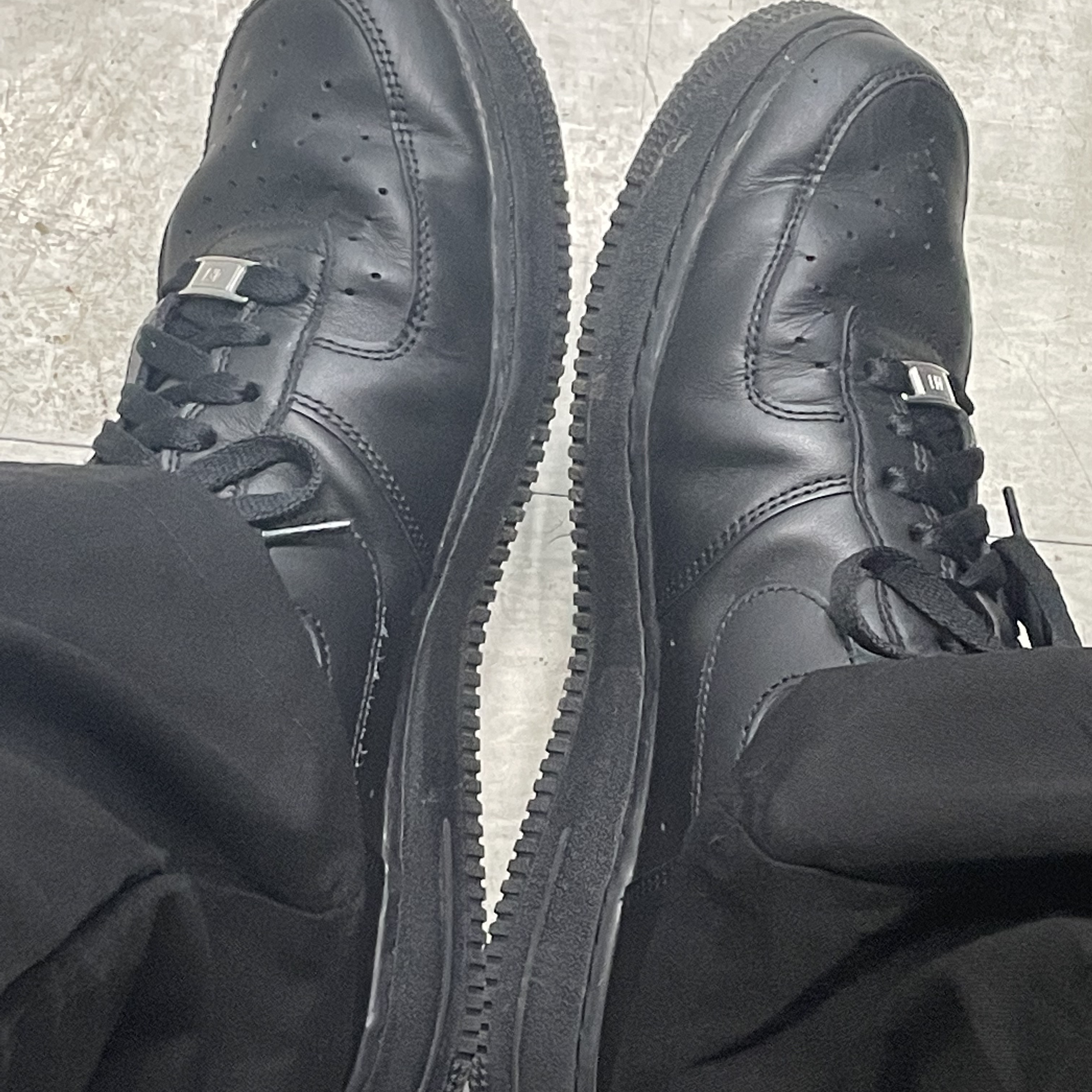 Nike Air Force 1 '07 Low Triple Black 착용 스타일