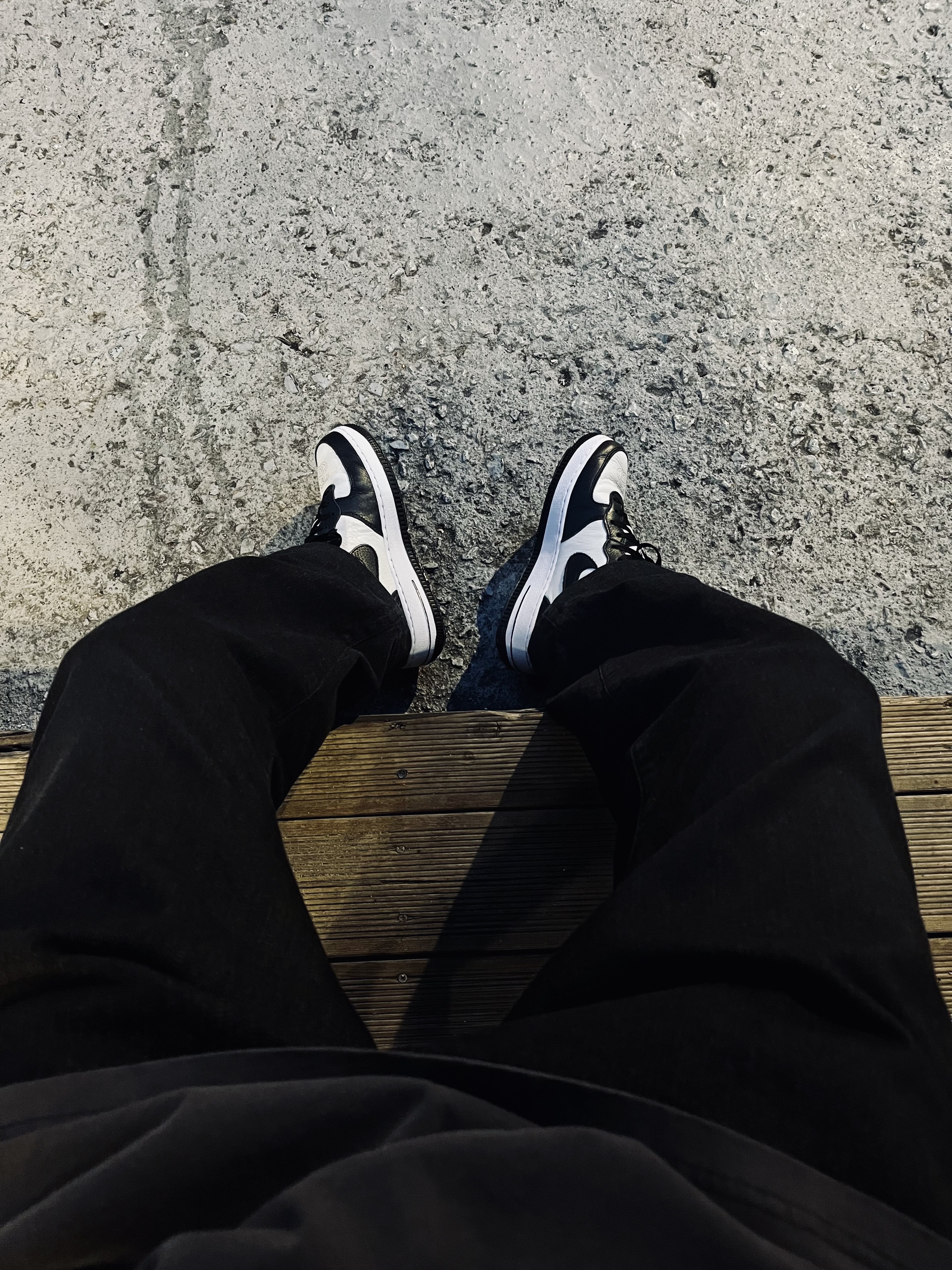 Nike x Stussy Air Force 1 '07 Mid SP Black and Light Bone 착용 스타일 - 2