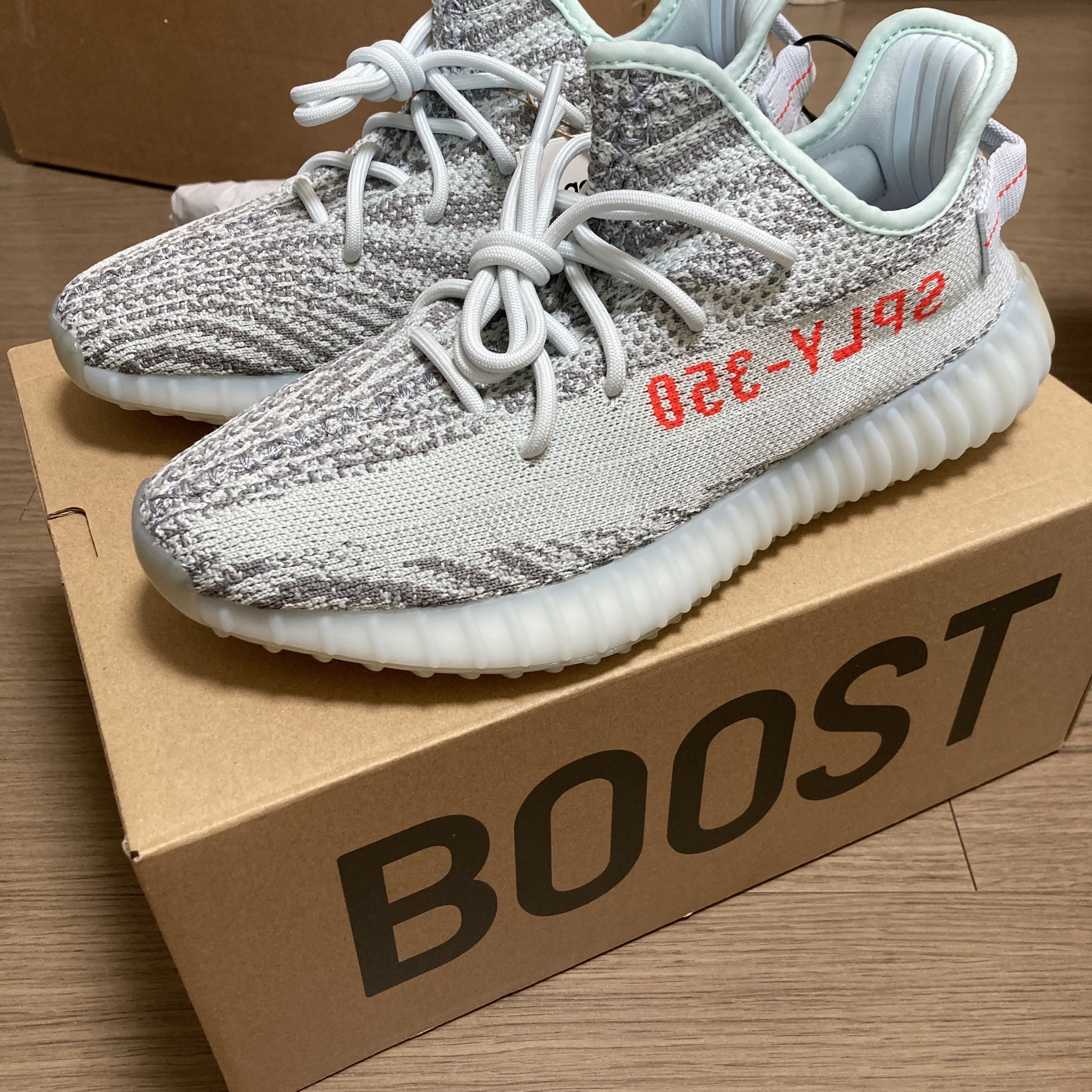 Adidas Yeezy Boost 350 V2 Blue Tint 2017 착용 스타일