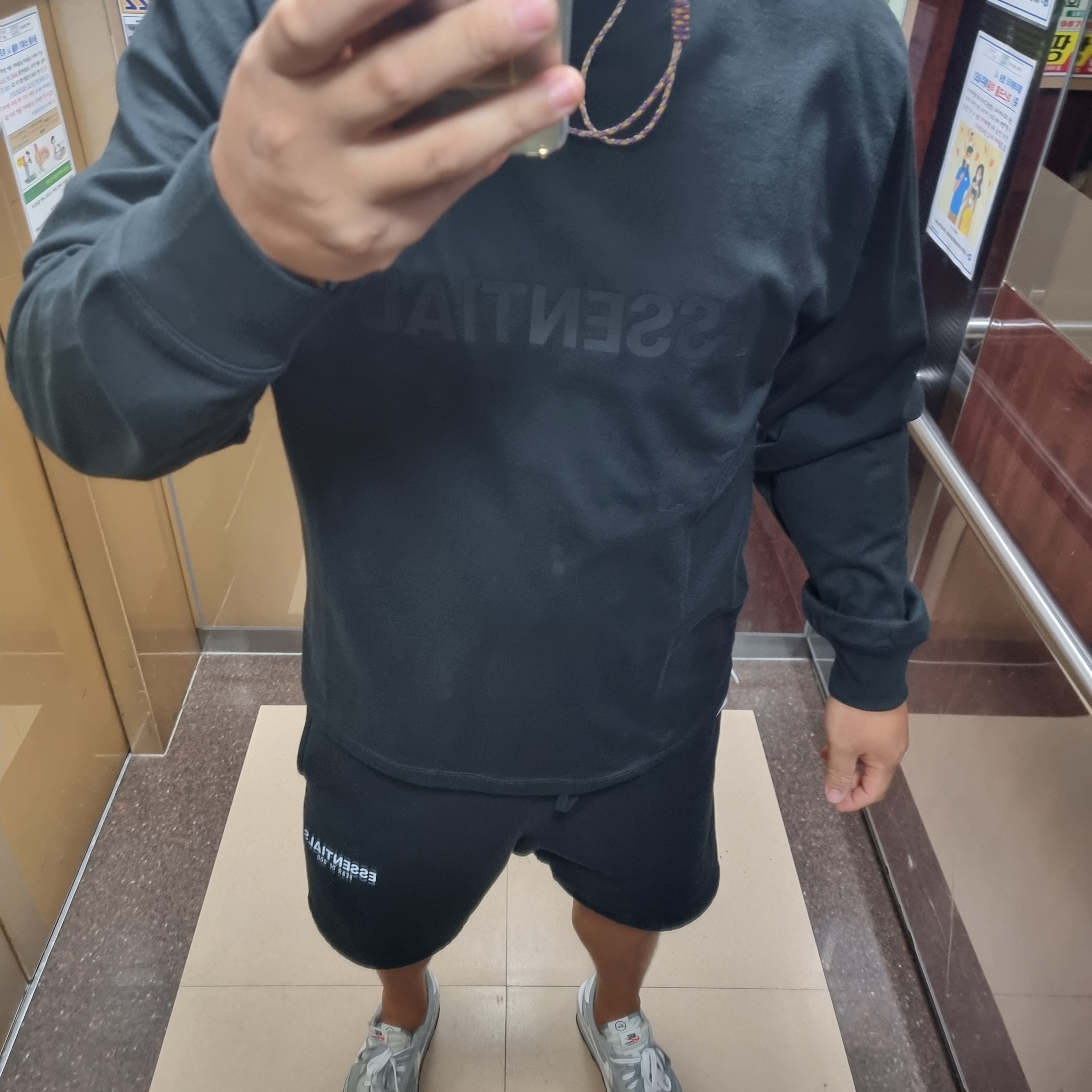 Essentials The Core Collection Sweatshorts Black, Essentials Long Sleeve T-Shirt Black - 21SS 착용 스타일 - 2