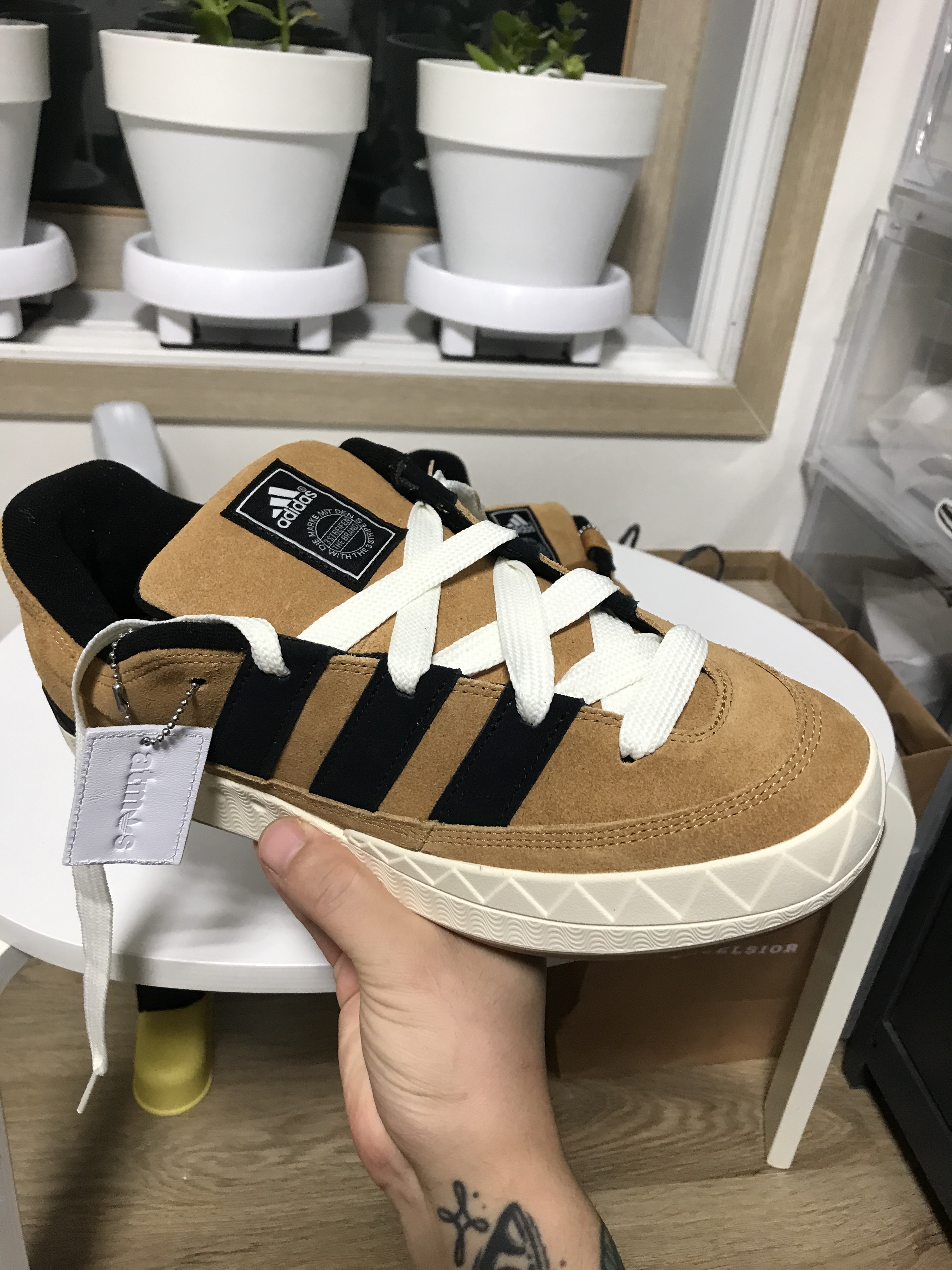 Adidas x Atmos Adimatic OG Shoebox 착용 스타일 - 5