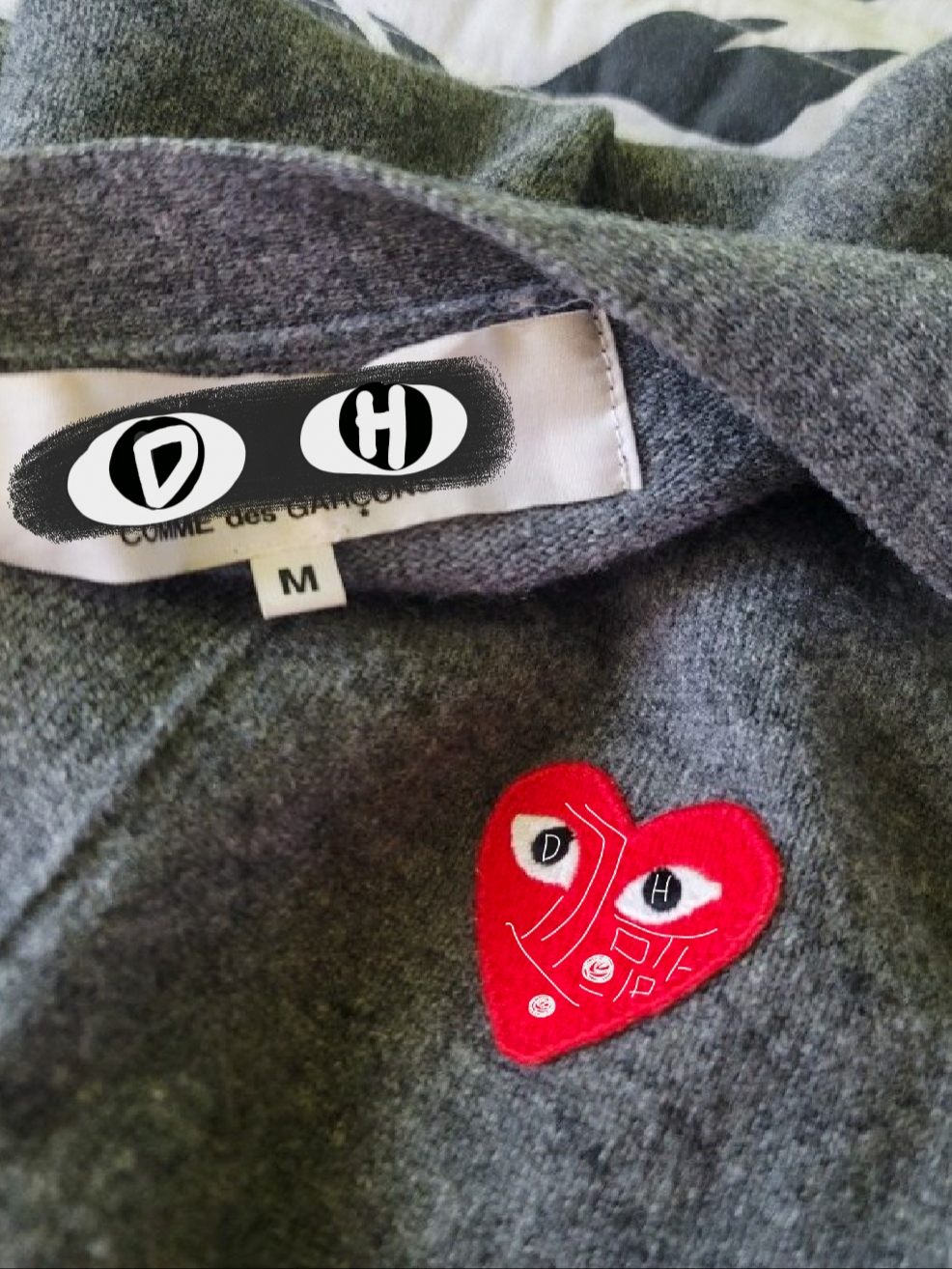 Play Comme des Garcons Knit Red Heart Cardigan Grey 착용 스타일