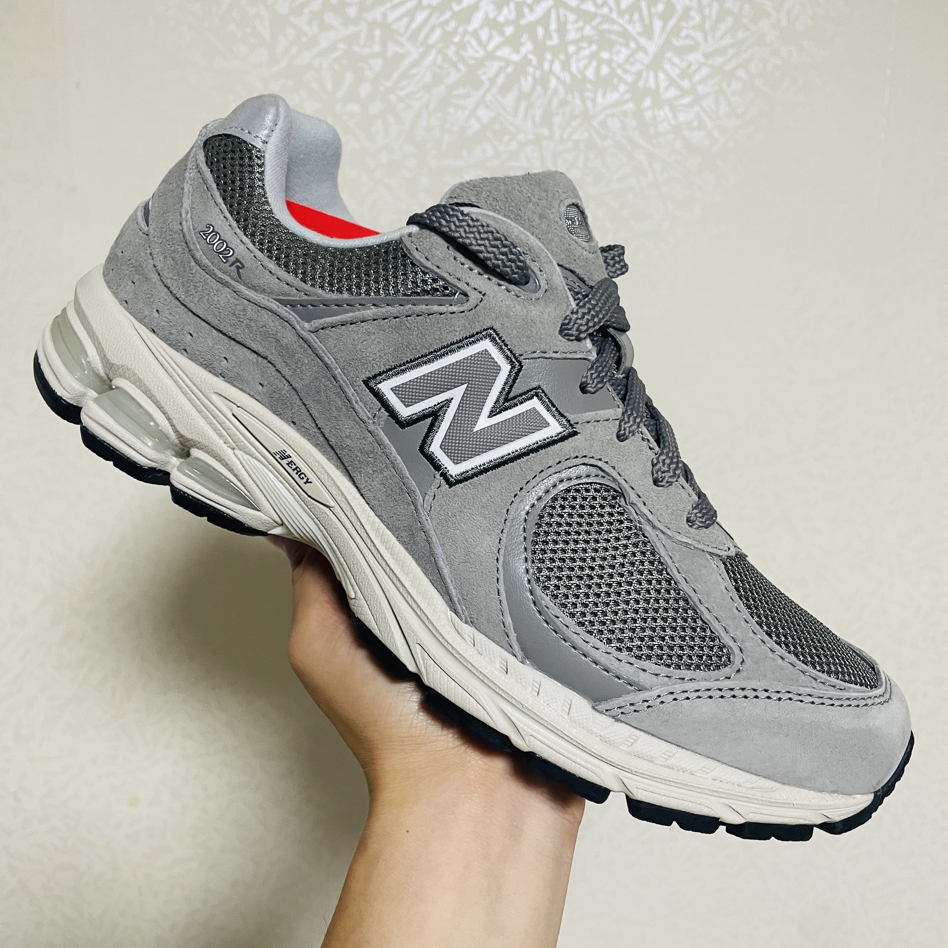 New Balance 2002R Grey 착용 스타일