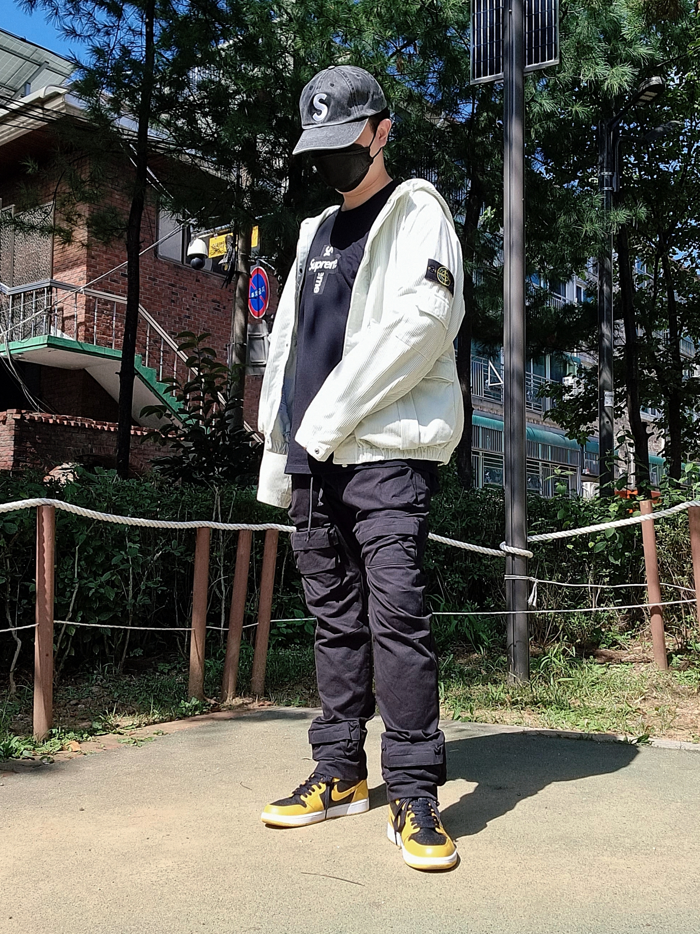 Supreme Pigment Print S Logo 6-Panel Black - 20SS, Supreme x Stone Island Corduroy Jacket Stone - 20FW 착용 스타일 - 2