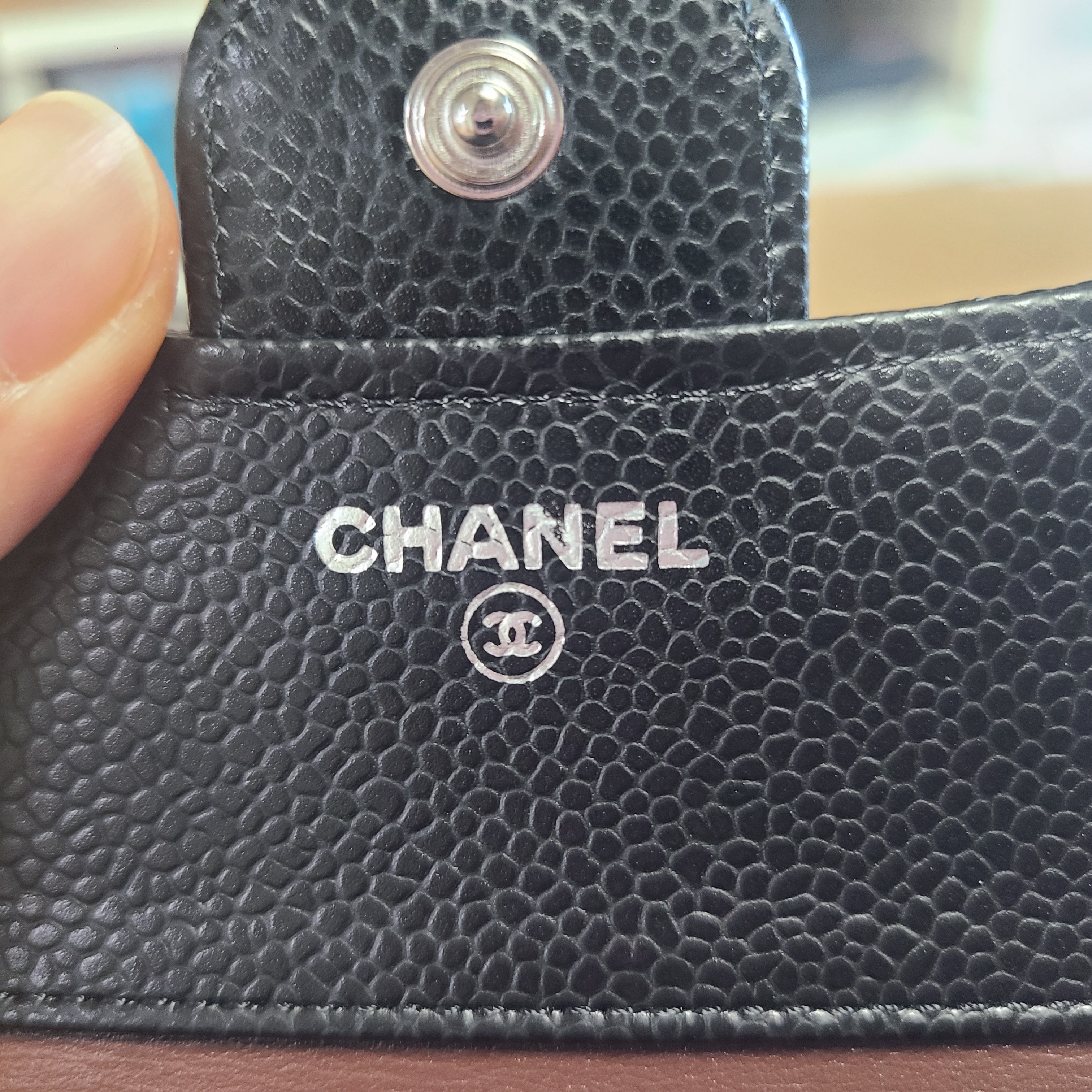 Chanel Small Classic Flap Wallet Grained Calfskin & Silver Black 착용 스타일 - 2