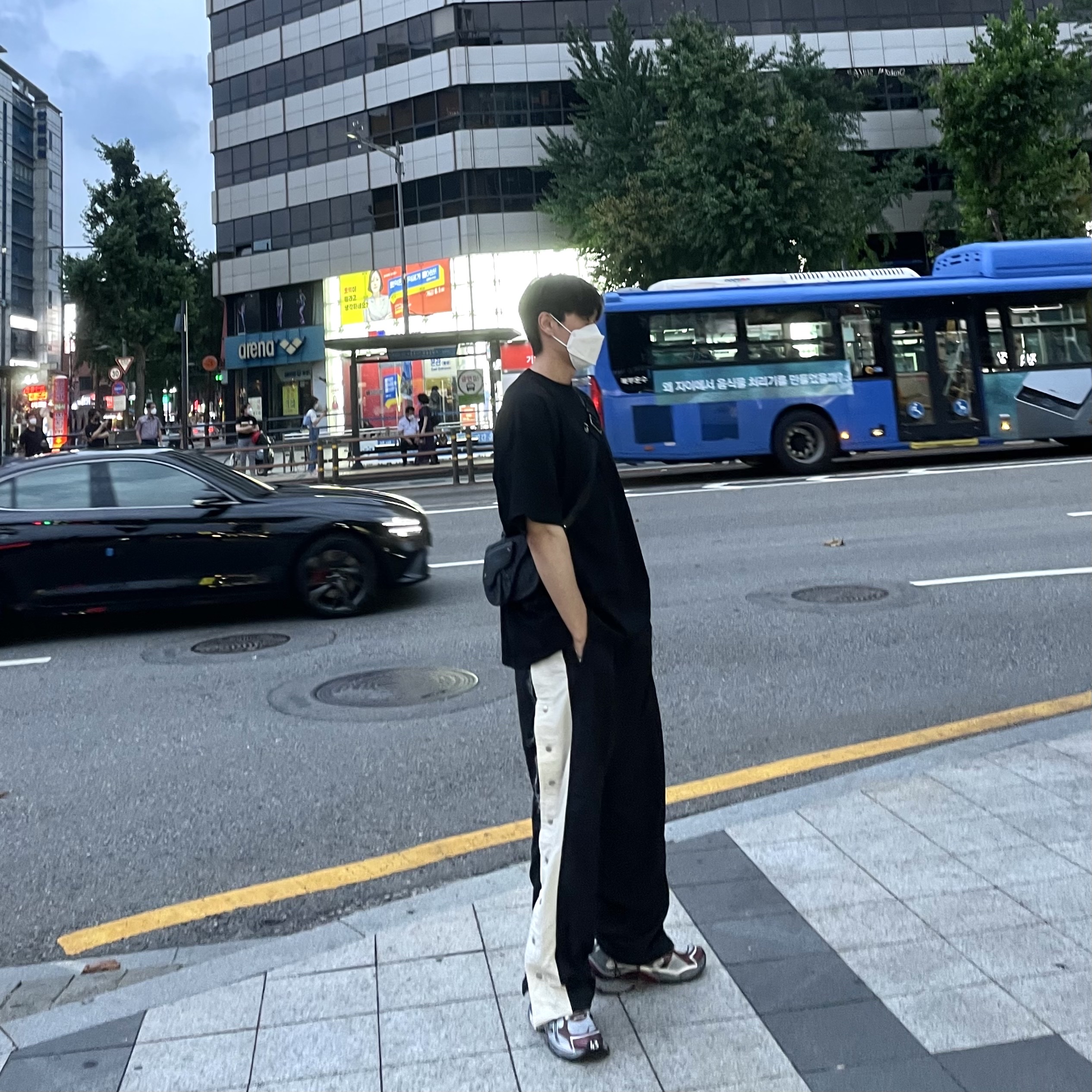 Balenciaga Runner Sneakers Grey Burgundy 착용 스타일
