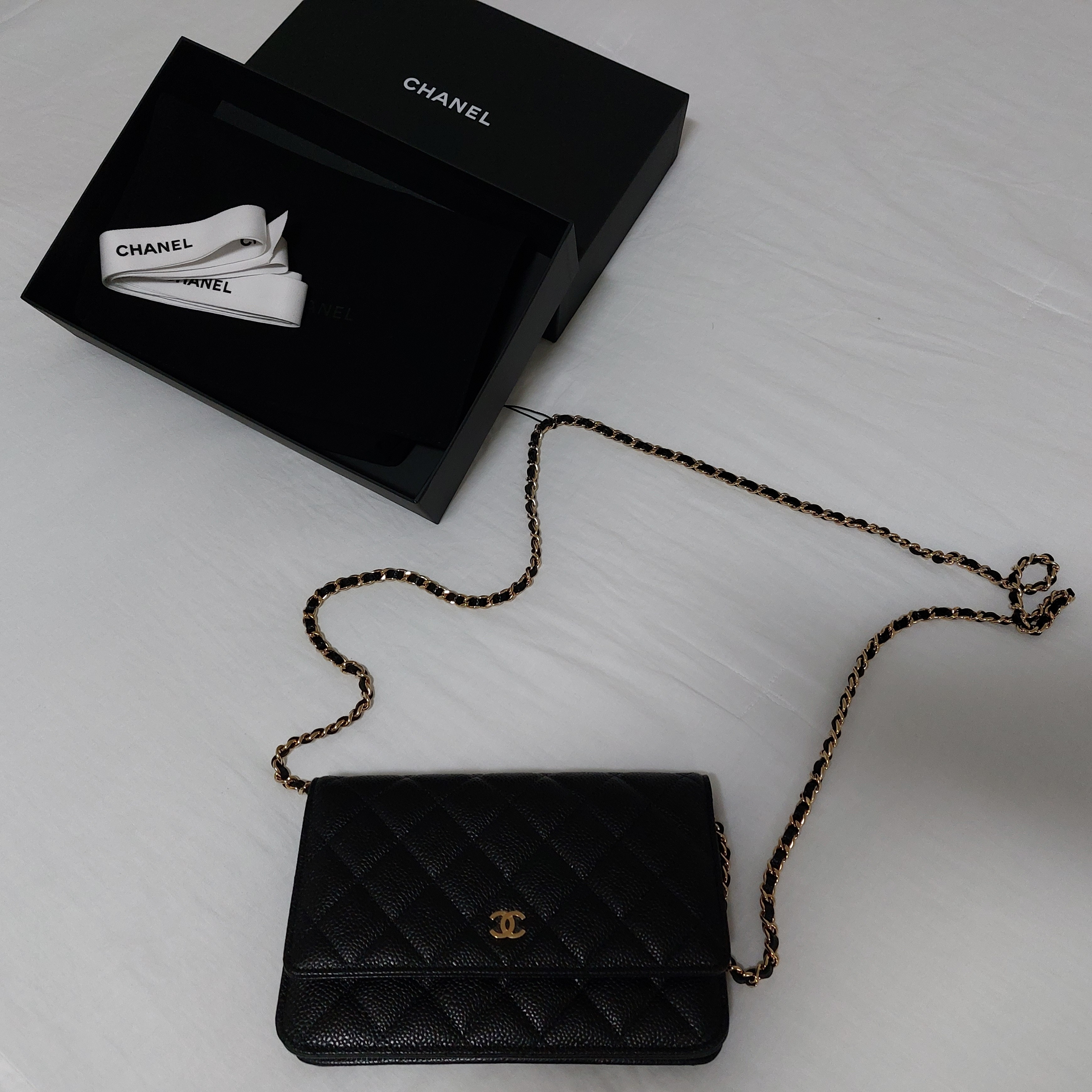 Chanel Classic Wallet On Chain Grained Calfskin & Gold Black 착용 스타일 - 1