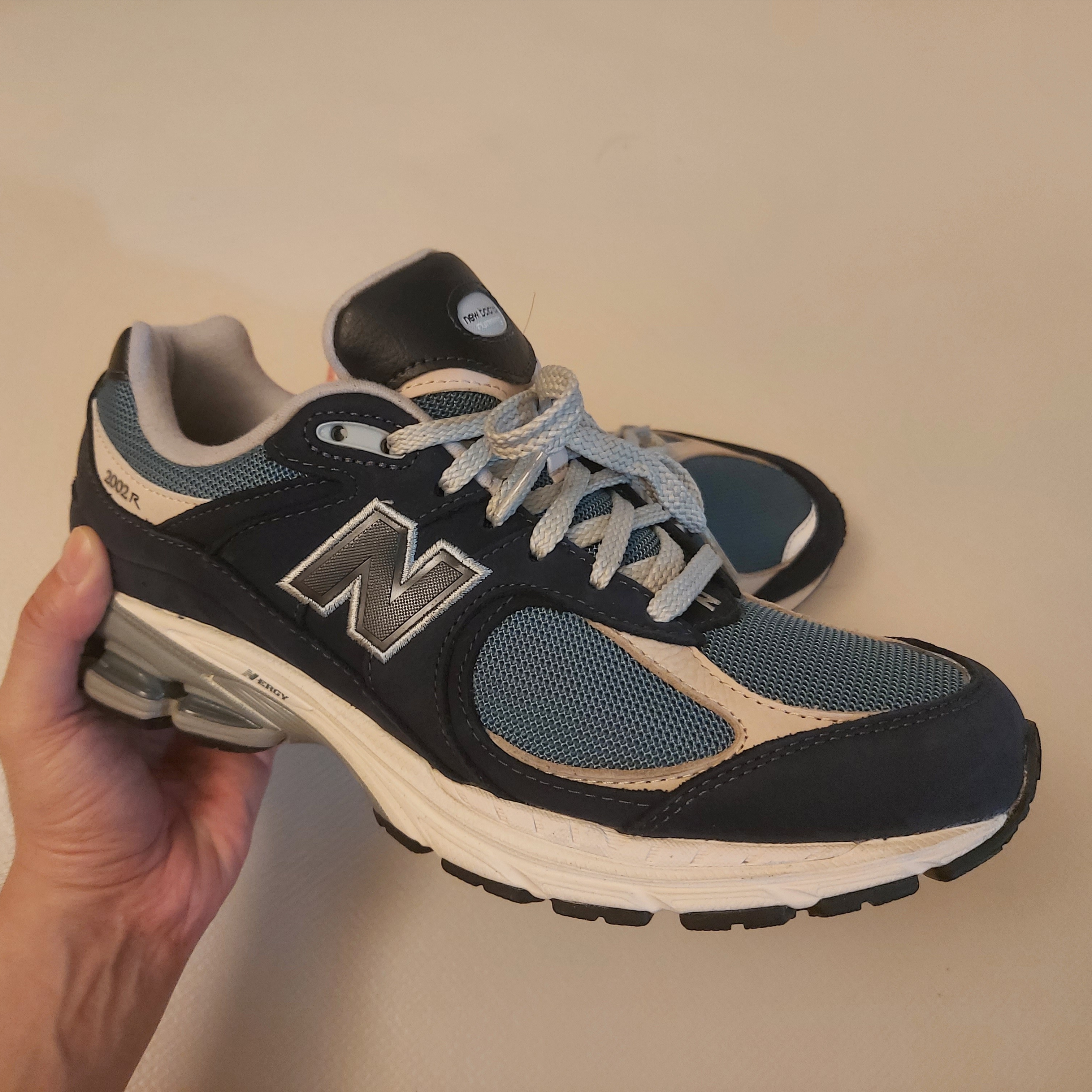 New Balance 2002R Dark Navy 착용 스타일 - 3