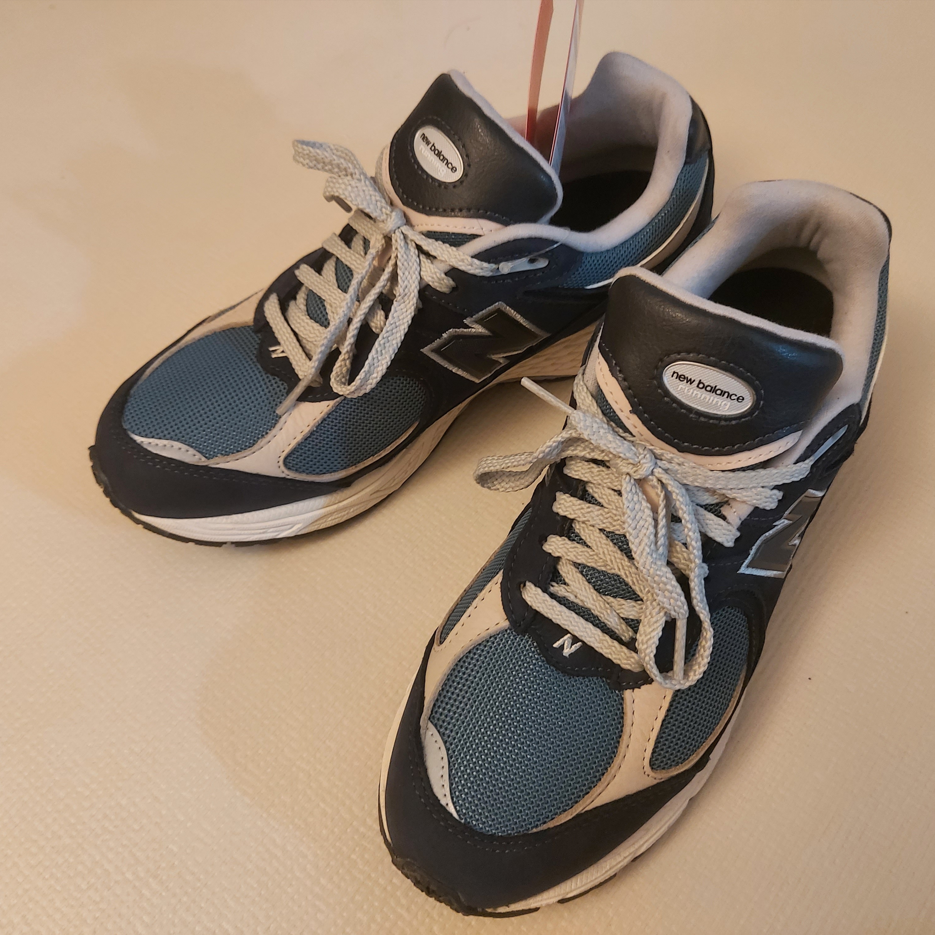 New Balance 2002R Dark Navy 착용 스타일 - 2