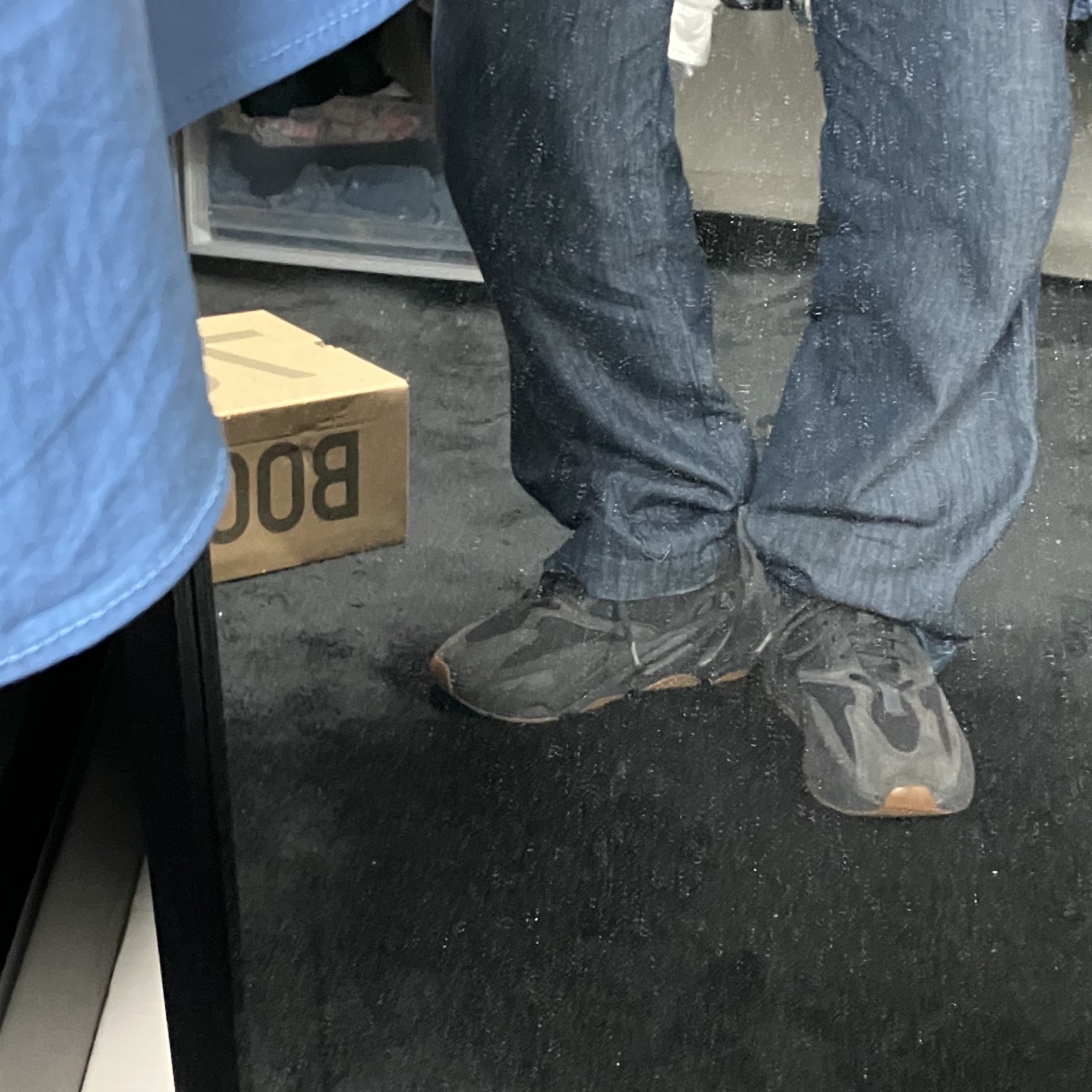 Adidas Yeezy Boost 700 Utility Black 착용 스타일