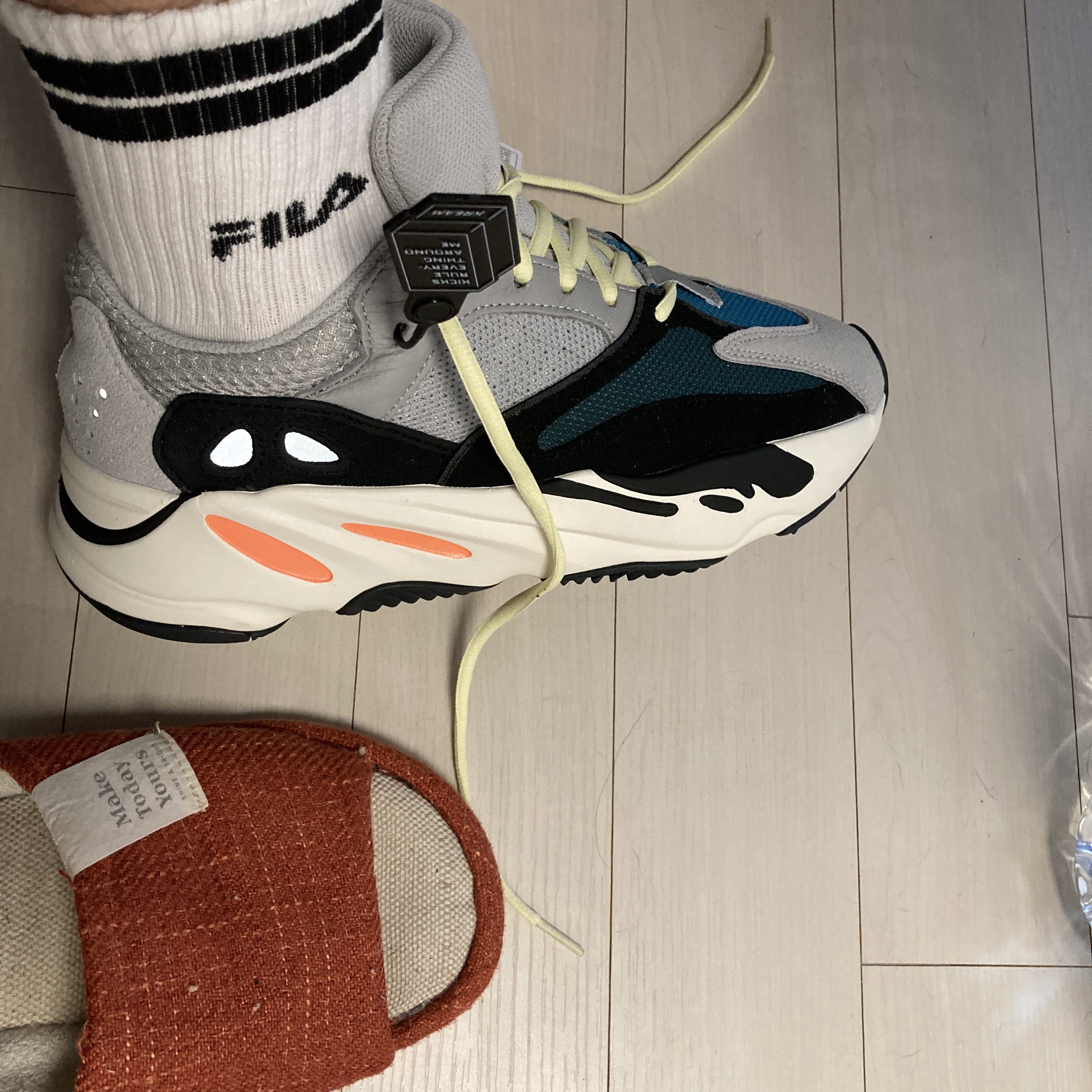 Adidas Yeezy Boost 700 Wave Runner Solid Grey 2021/2022, Adidas x Beyonce Ivy Park Nite Jogger Off White 착용 스타일 - 2