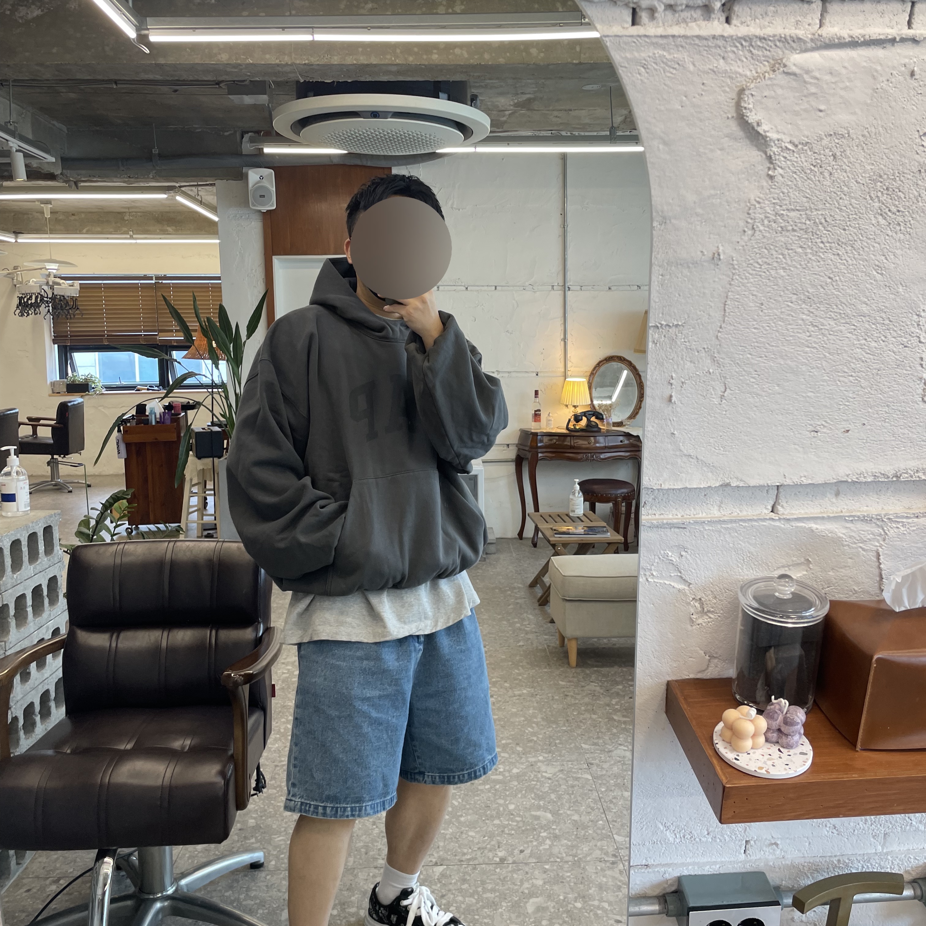 Yeezy Gap Engineered By Balenciaga Dove Hoodie Black 착용 스타일 - 1