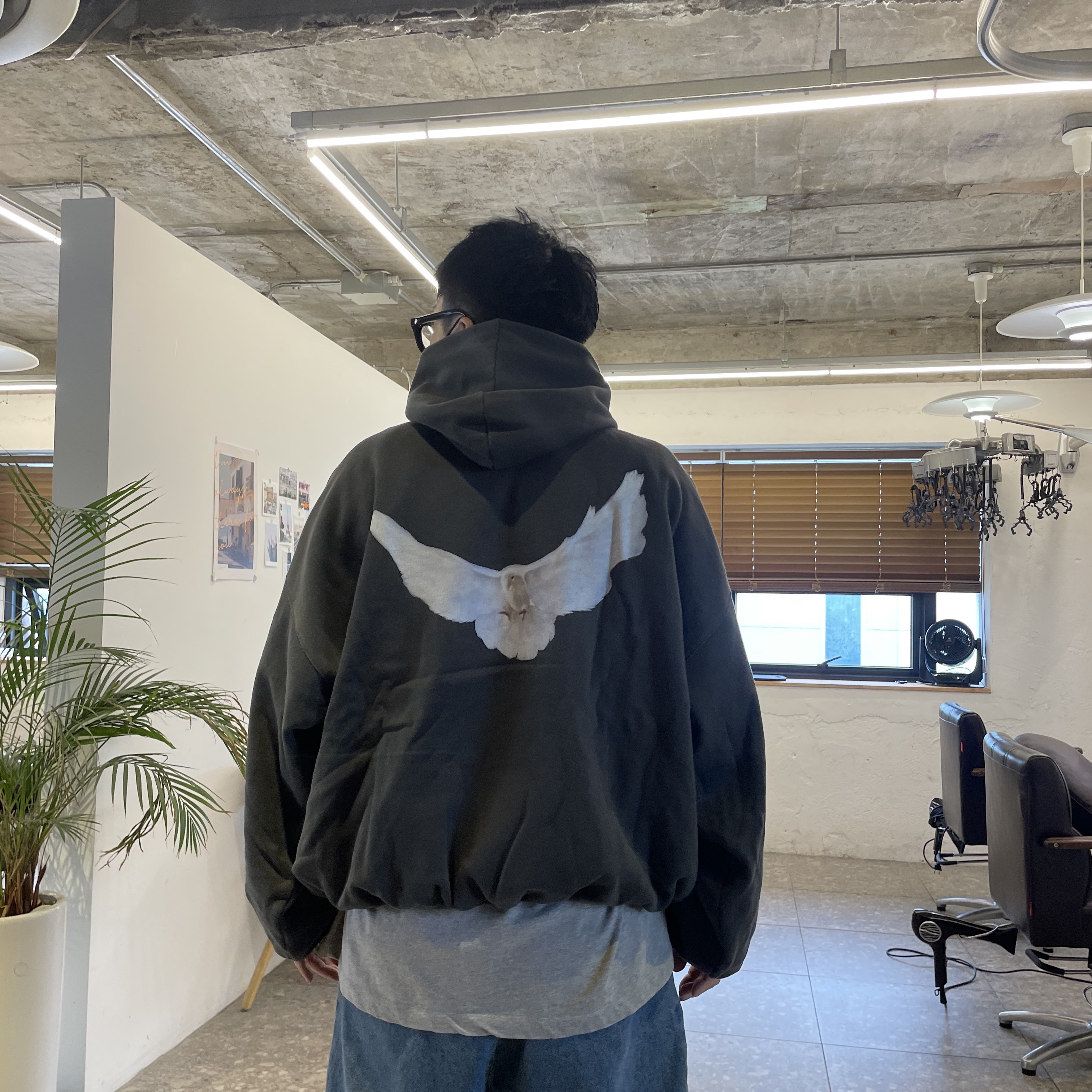 Yeezy Gap Engineered By Balenciaga Dove Hoodie Black 착용 스타일 - 3