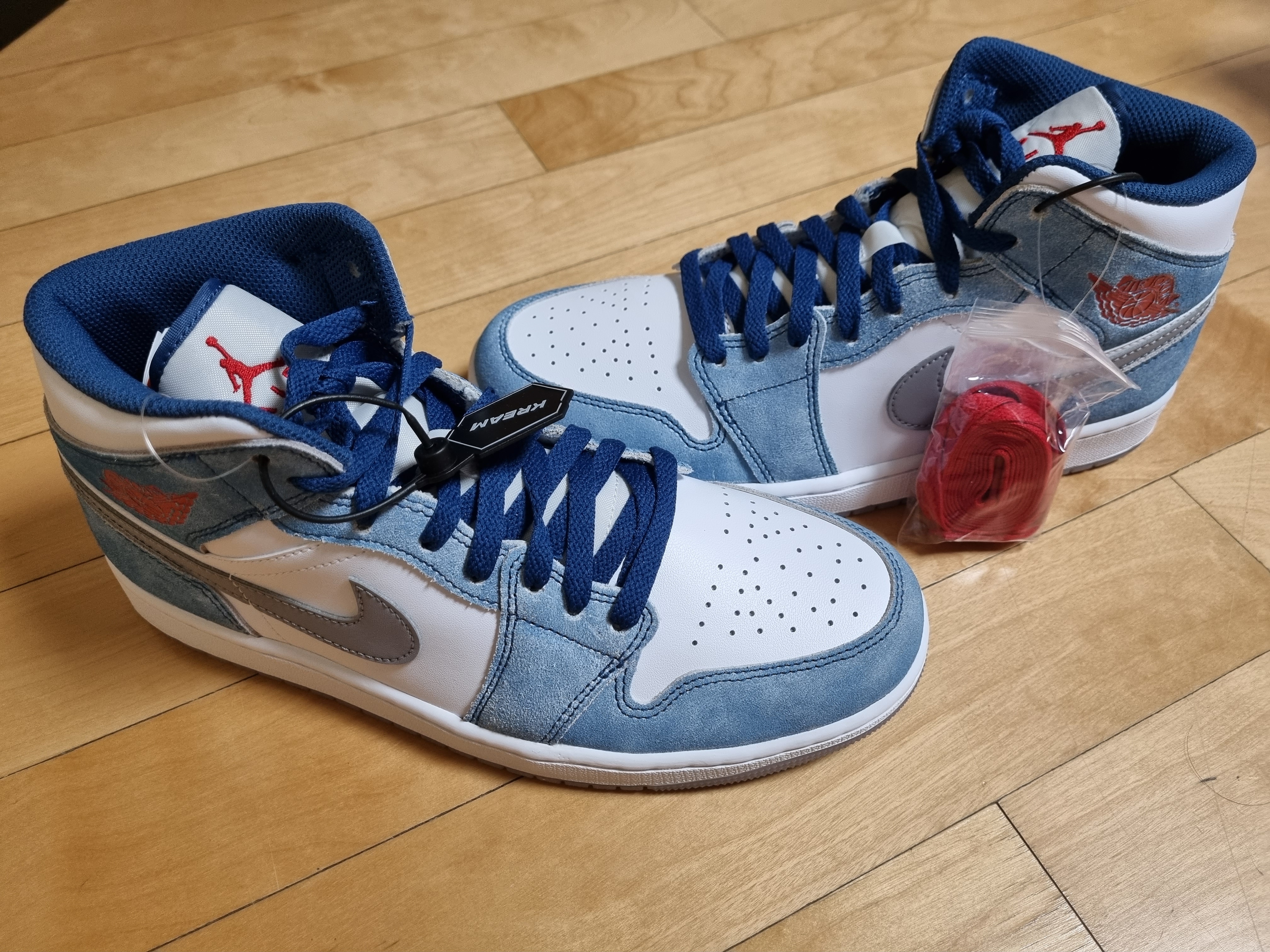 Jordan 1 Mid SE French Blue Fire Red 착용 스타일 - 2