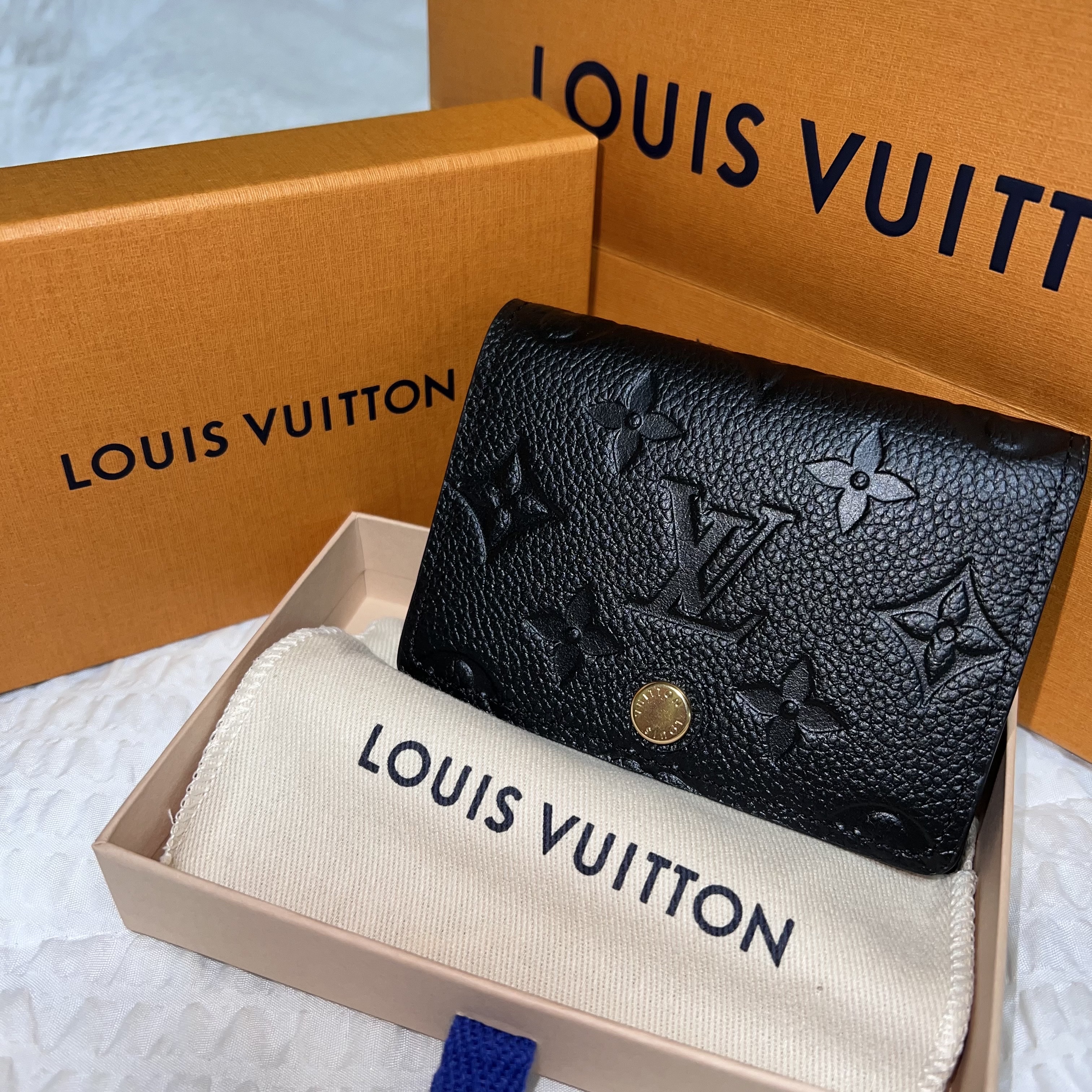 Louis Vuitton Business Card Holder Monogram Embossed Leather Black 착용 스타일